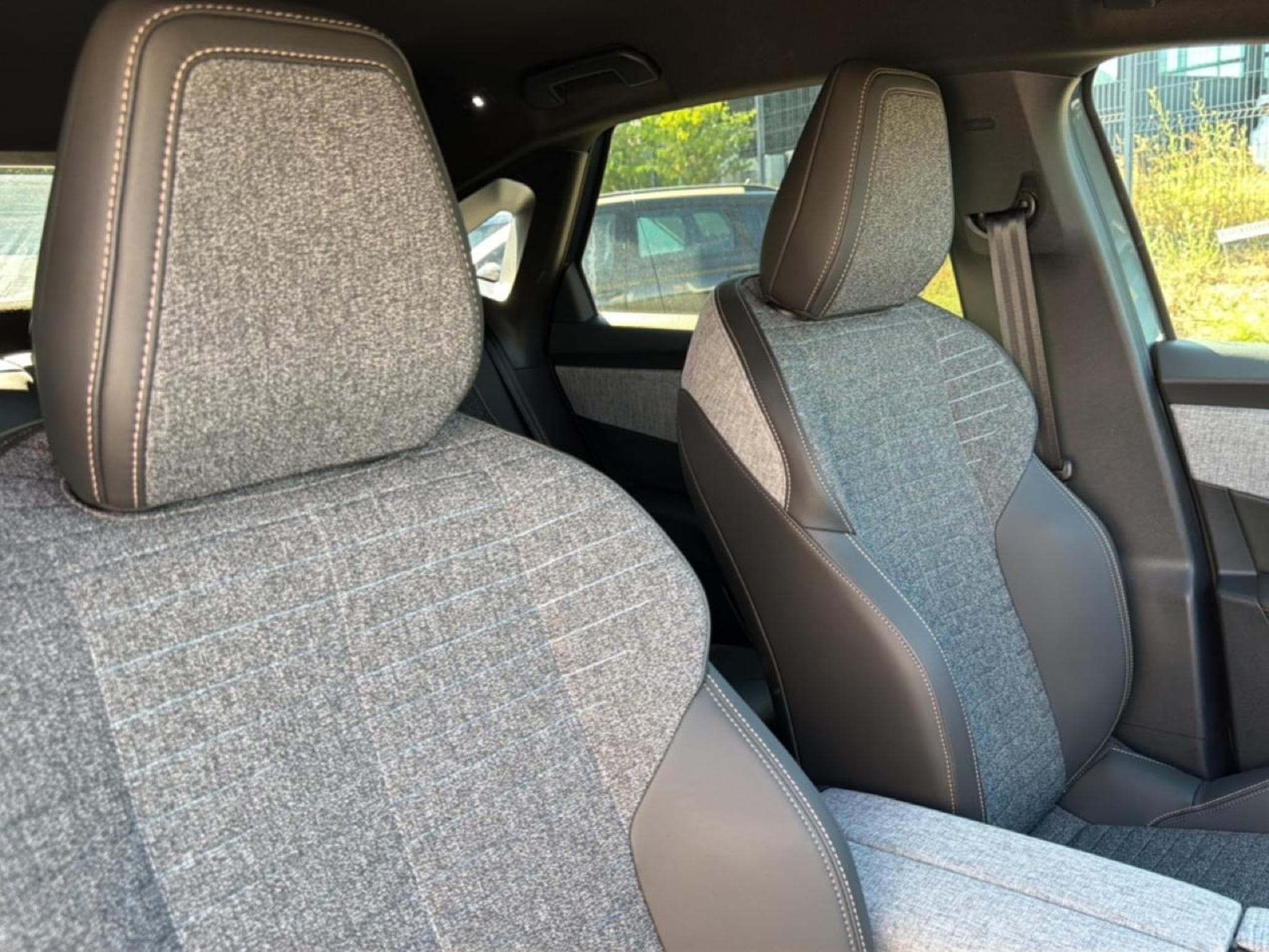 Peugeot 3008 1.2 HYBRID 145 ALLURE E-DCS6 (2025) - Photo 18