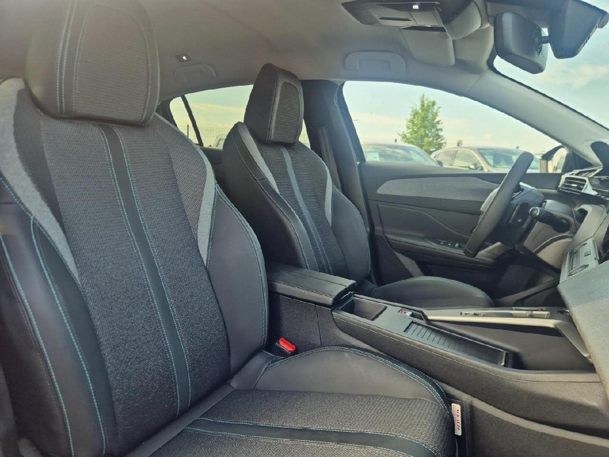 Peugeot 308 1.5 BLUEHDI 130 ALLURE EAT8 (2025) - Photo 11