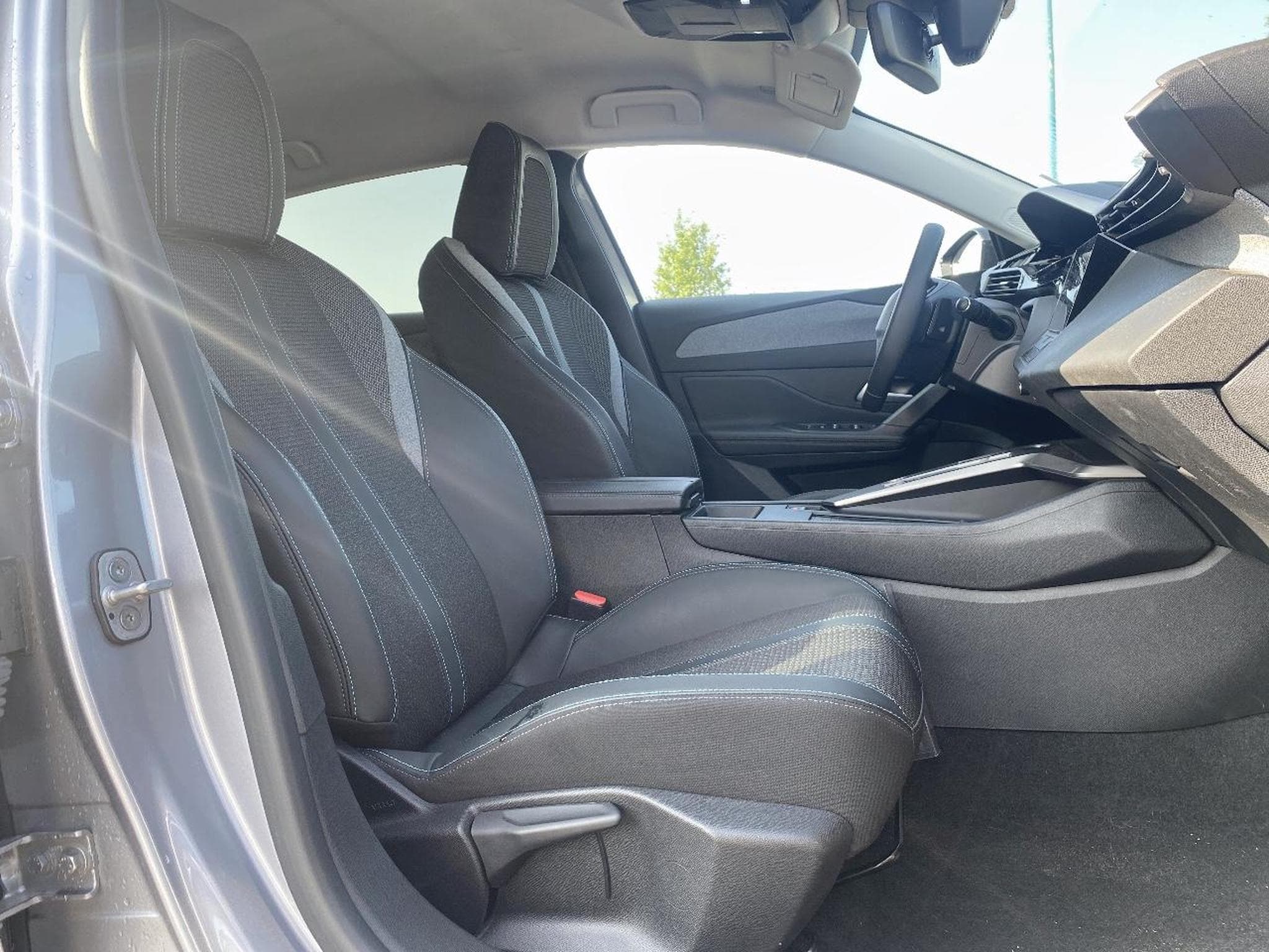 Peugeot 308 1.5 BLUEHDI 130 ALLURE EAT8 (2025) - Photo 11
