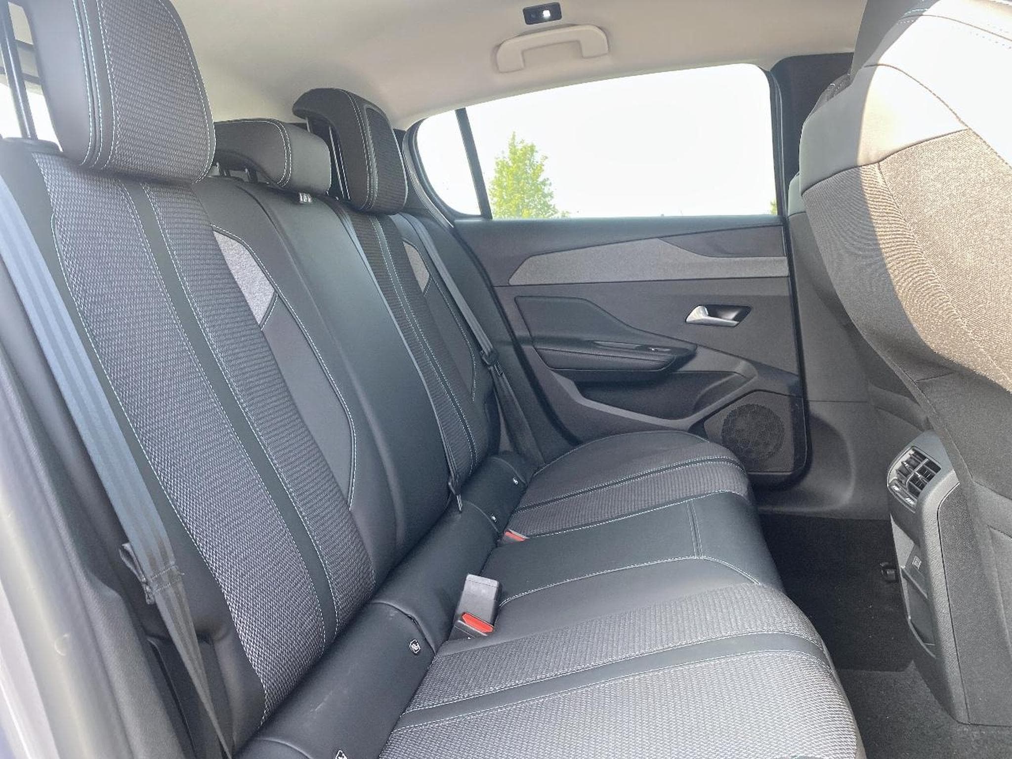 Peugeot 308 1.5 BLUEHDI 130 ALLURE EAT8 (2025) - Photo 13