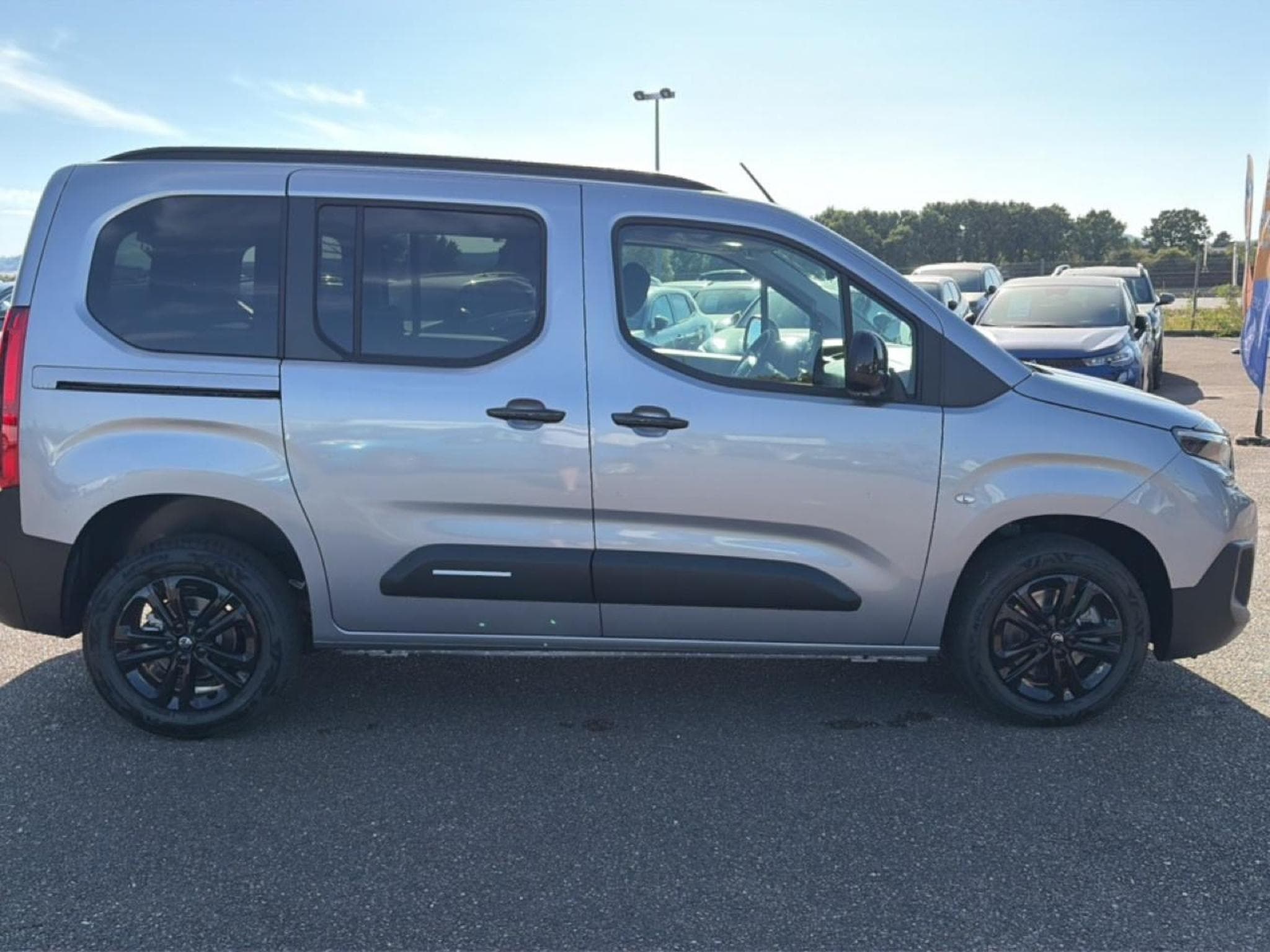 Citroen BERLINGO N1 1.5 BLUE HDI 130 M PLUS EAT8 (2026) - Photo 4