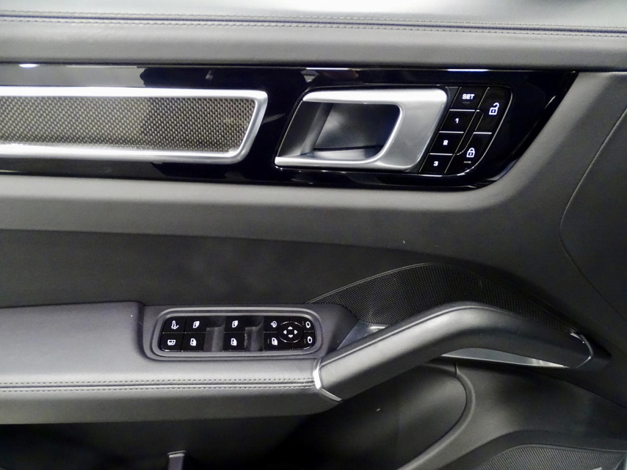 Porsche Cayenne COUPE TURBO S E-HYBRID KERAMIK SPORT PAKET PACK CHRONO (2020) - Photo 17