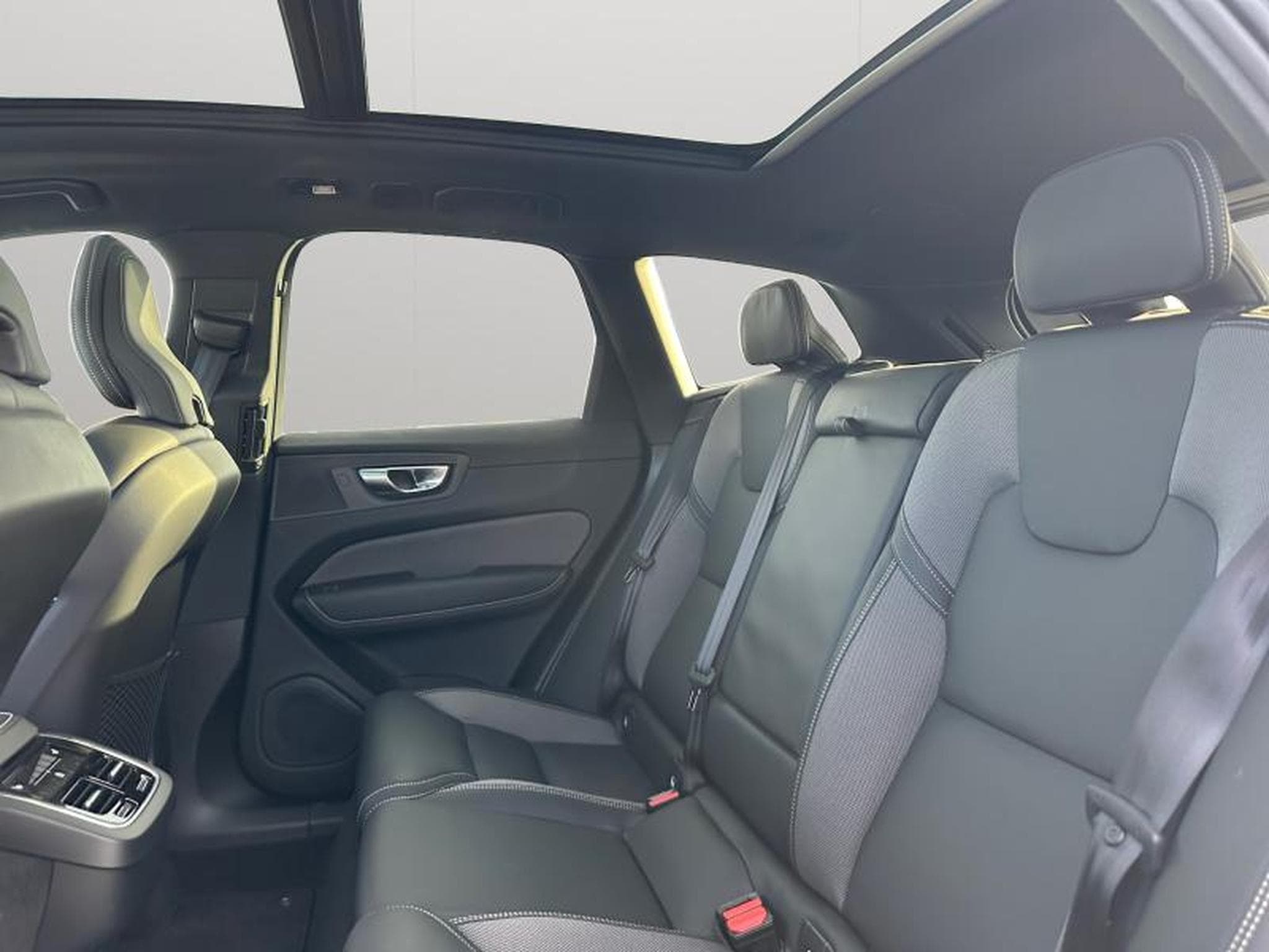 Volvo XC60 B5 Ultra Black Edition / Essence (2025) - Photo 13