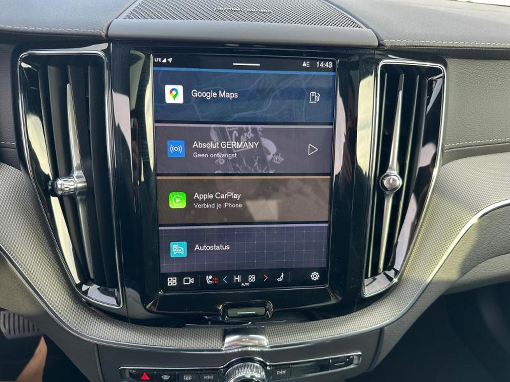 Volvo XC60 B5 Ultra Black Edition / Essence (2025) - Photo 16