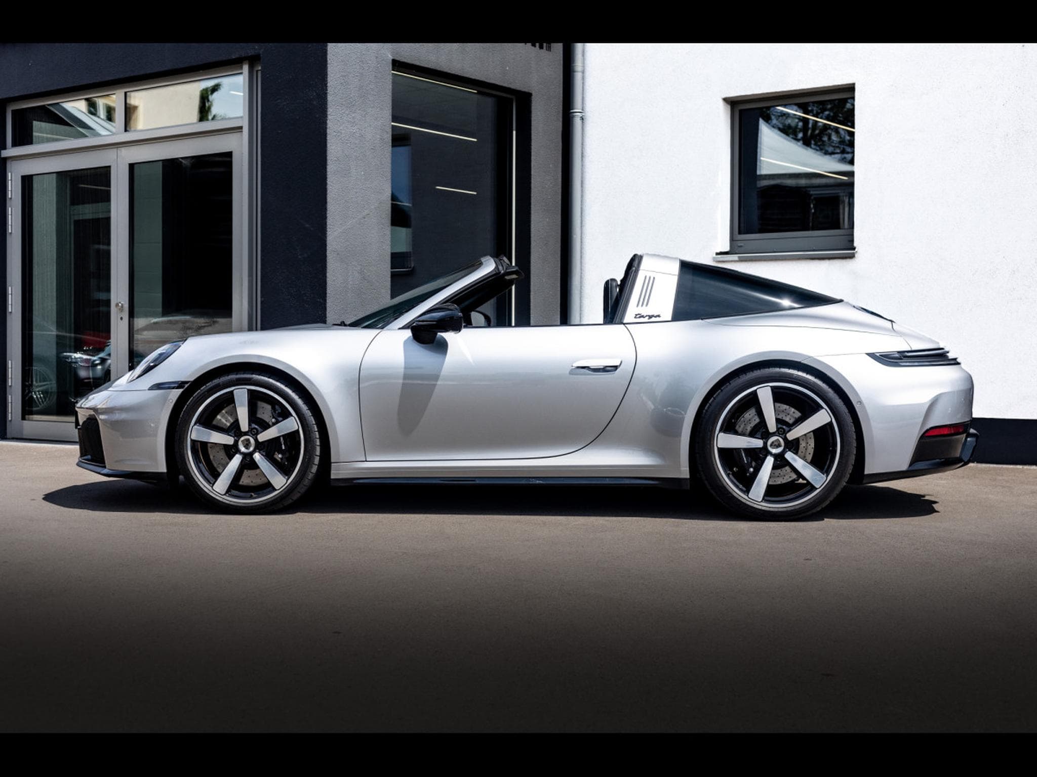 Porsche 911 (992.2) TARGA 4 GTS PDK - GT-SILVER (2025) - Photo 2