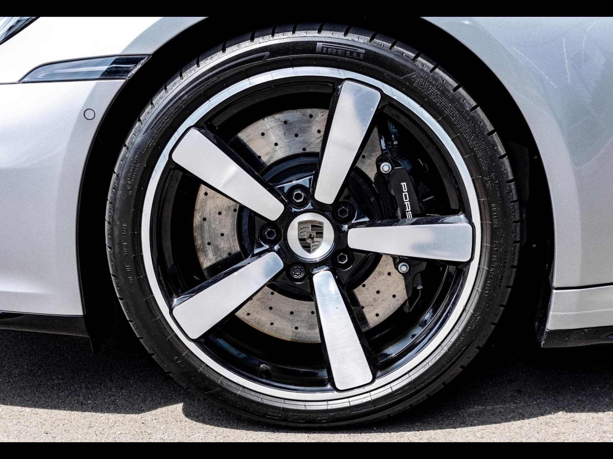 Porsche 911 (992.2) TARGA 4 GTS PDK - GT-SILVER (2025) - Photo 9