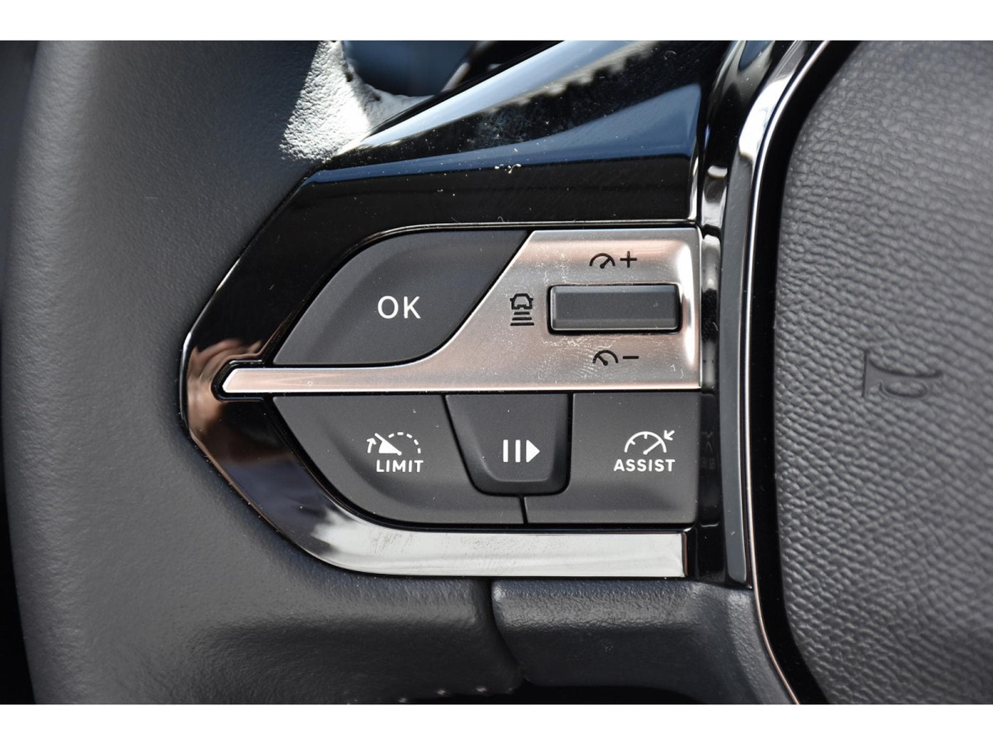 Peugeot 308 1.2 Hybrid 145 e-DCS6 Allure ACC LANE GPS CAM360 1° MAIN (2025) - Photo 23