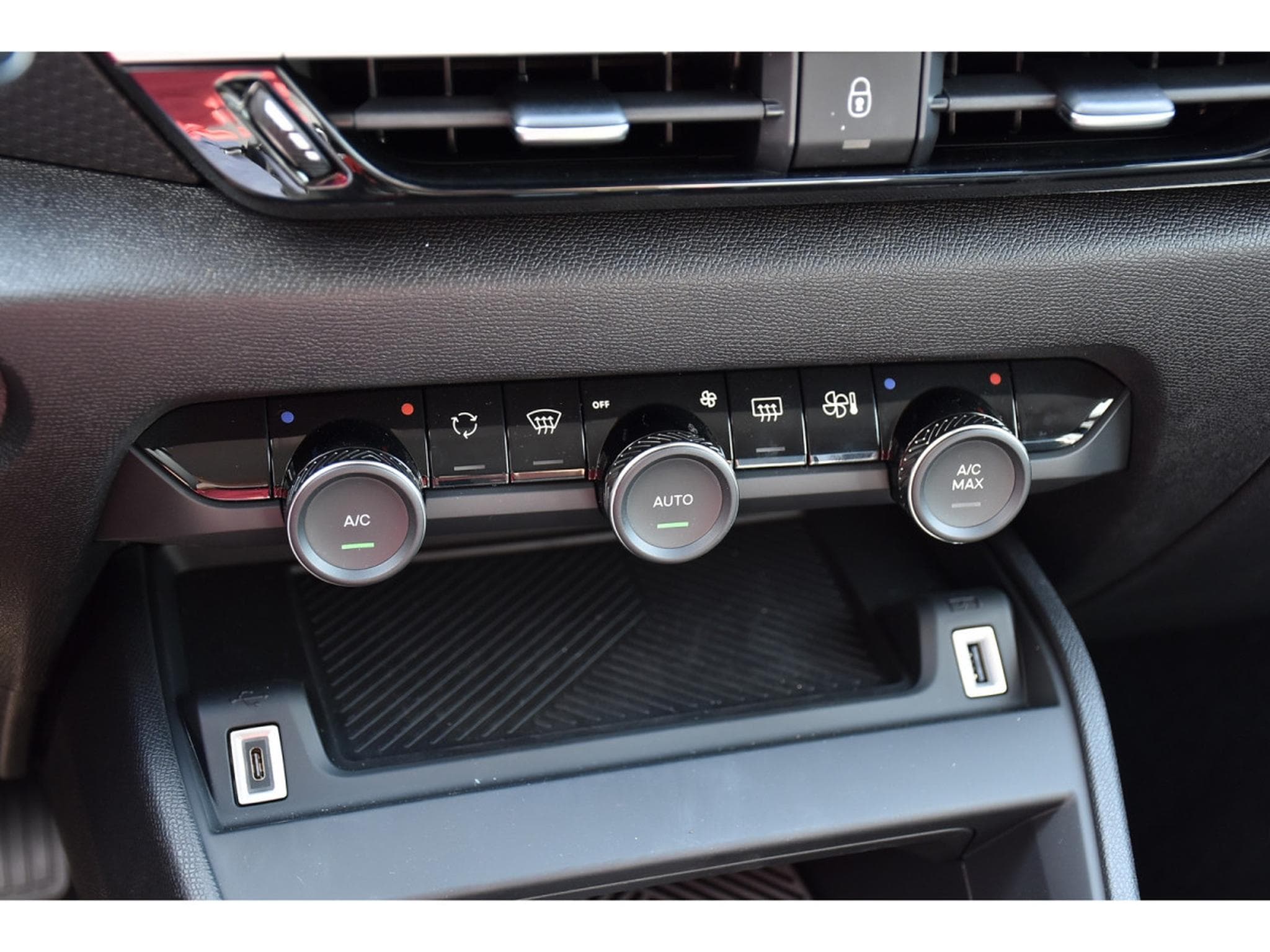 Citroën C4 X 1.2 MHEV 145 e-DCS6 Max ACC SIDE LANE GPS CAM 1° MAIN (2025) - Photo 21