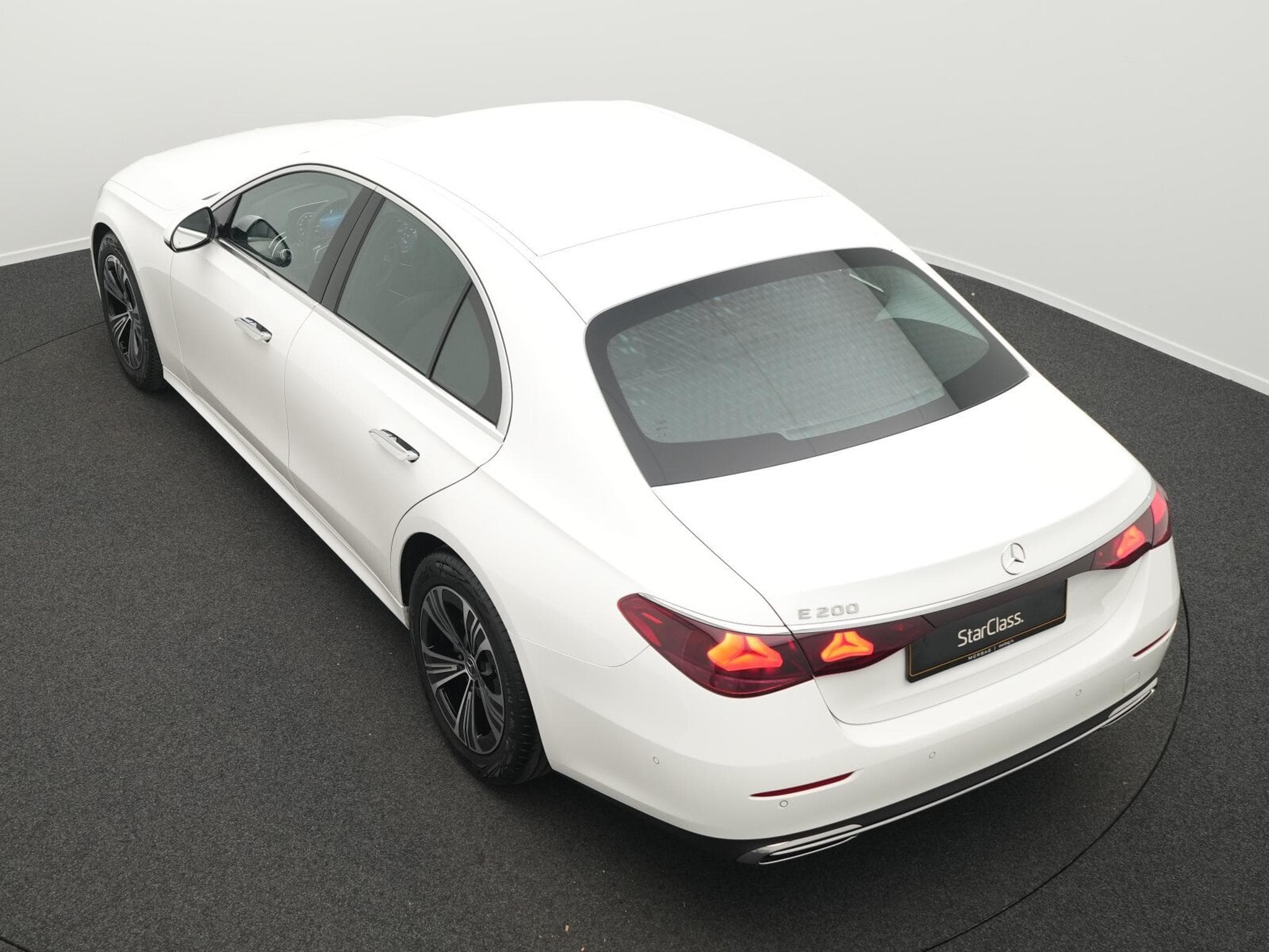 Mercedes E 200 Avantgarde LED+Kamera+Totw+MBUX (2025) - Photo 11