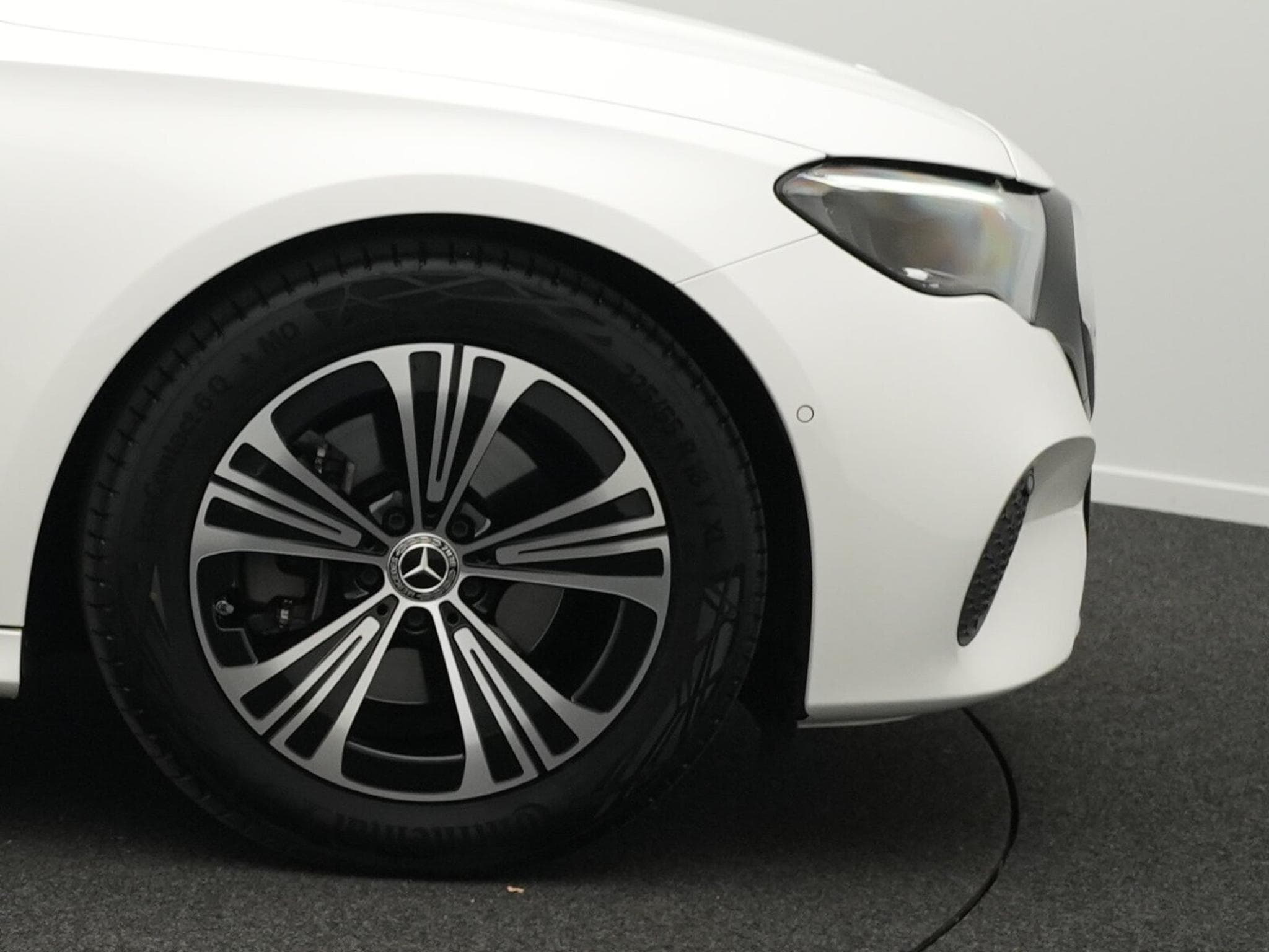 Mercedes E 200 Avantgarde LED+Kamera+Totw+MBUX (2025) - Photo 6