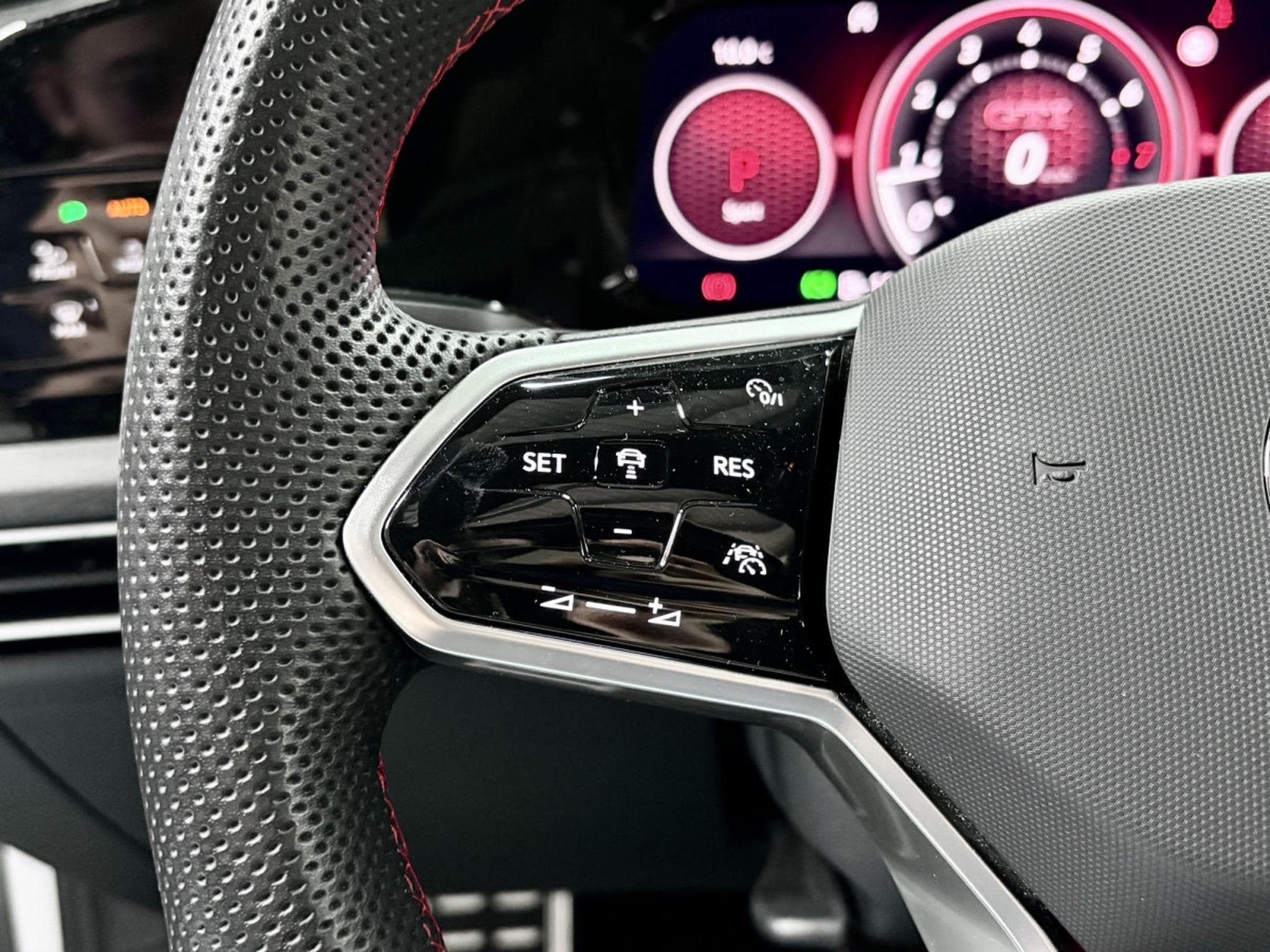 VW Golf GTI Clubsport 2.0 TSI 300 CV DSG7 *DCC* AKRA* MATRIX *PANO* (2023) - Photo 12