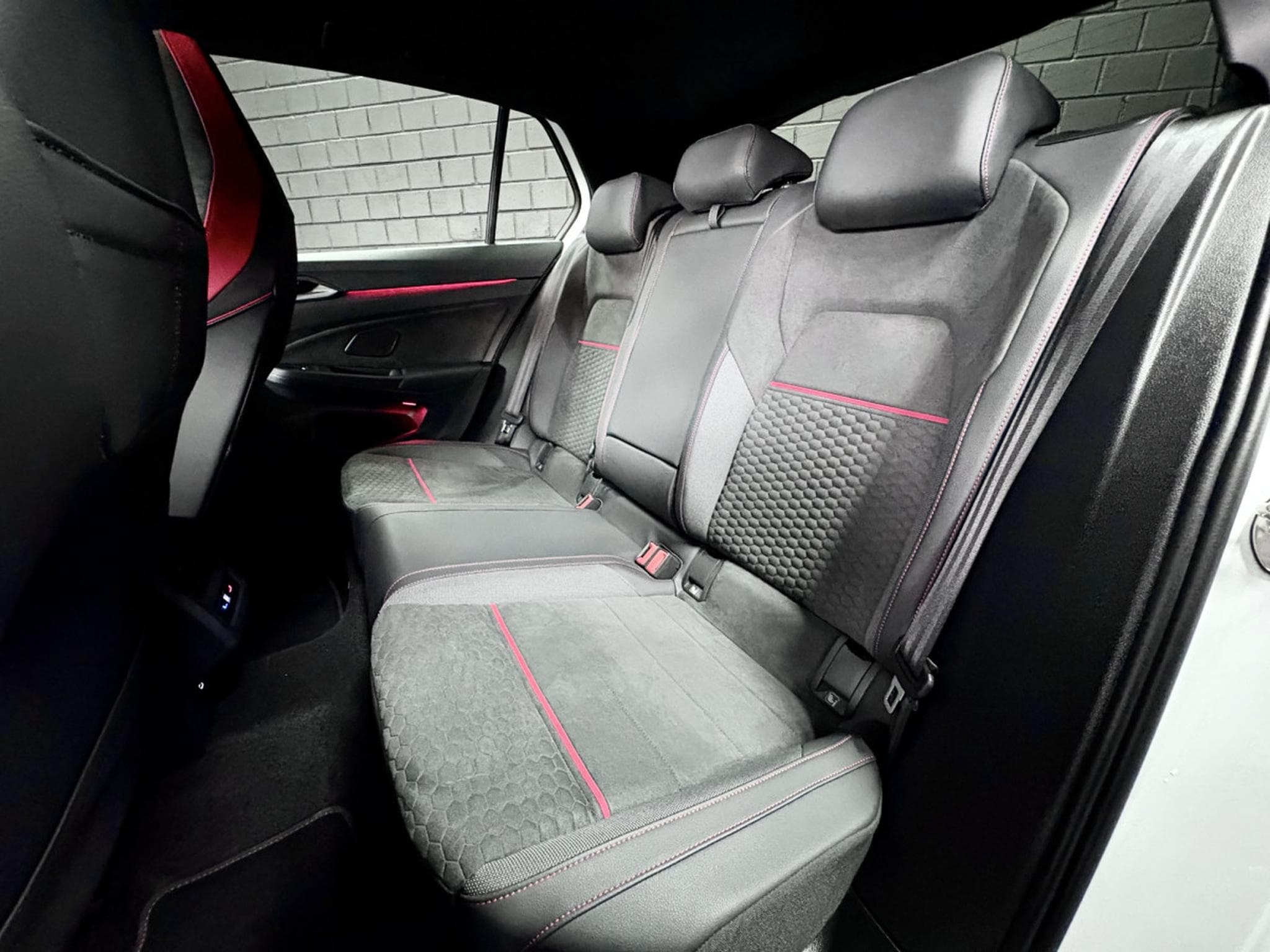 VW Golf GTI Clubsport 2.0 TSI 300 CV DSG7 *DCC* AKRA* MATRIX *PANO* (2023) - Photo 25