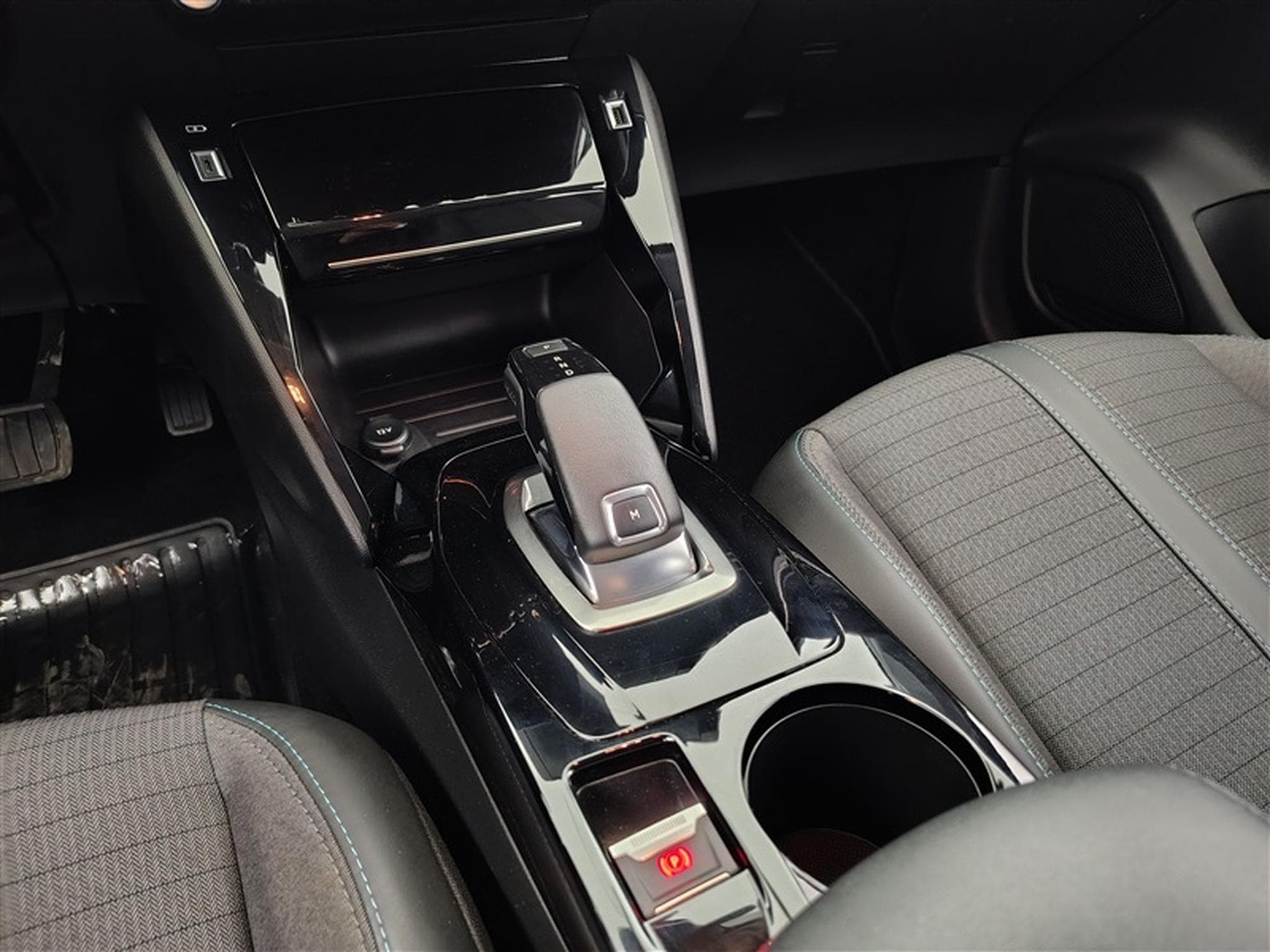 Peugeot 208 1.2 PureTech Allure Auto CarPlay / Caméra / JA 16' (2020) - Photo 12