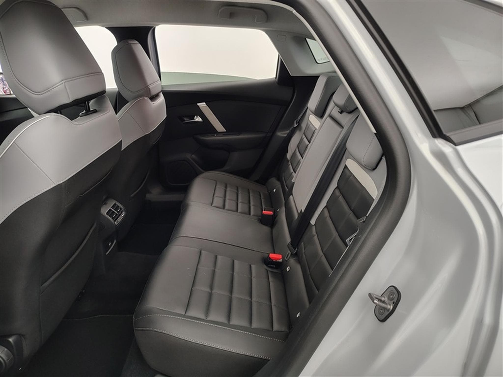 Citroen C4 X 1.2 Hybrid 145cv EAT8 Max NAVI / FULL LED / CUIR / CAMERA (2025) - Photo 13