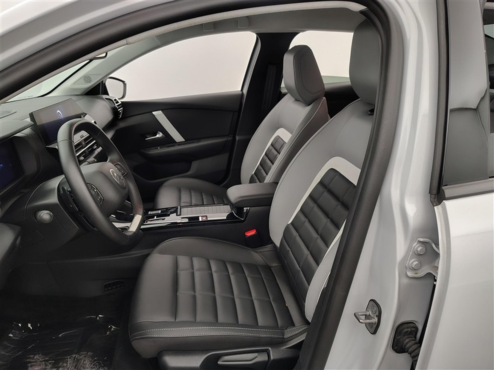 Citroen C4 X 1.2 Hybrid 145cv EAT8 Max NAVI / FULL LED / CUIR / CAMERA (2025) - Photo 7