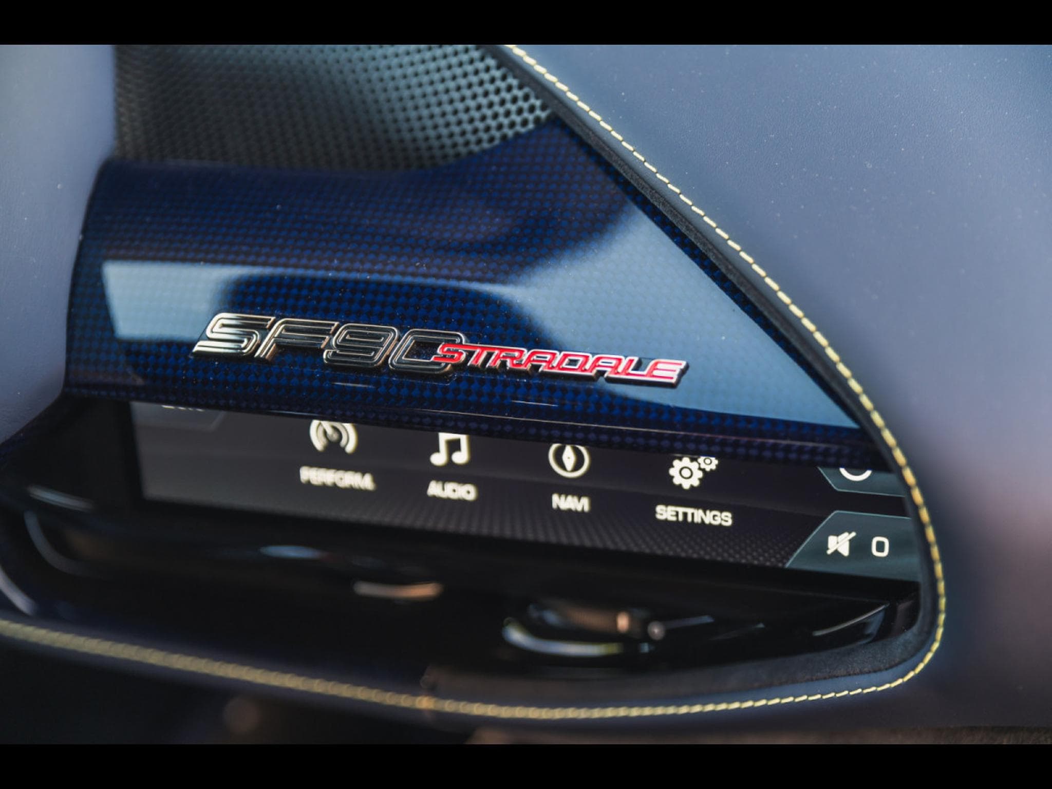 Ferrari SF90 STRADALE GIALLO 3 STRATO CARBON BLEU (2022) - Photo 14