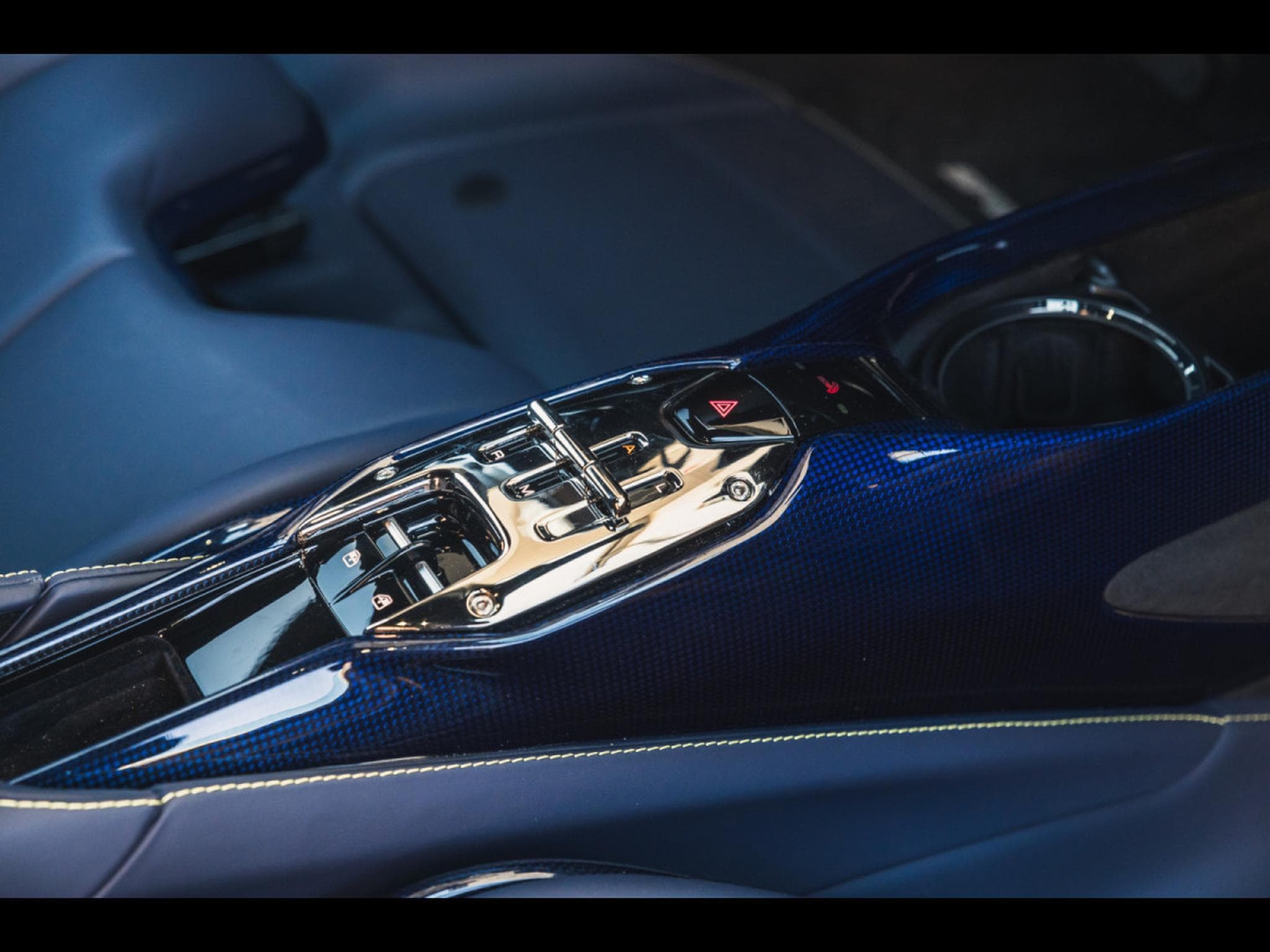 Ferrari SF90 STRADALE GIALLO 3 STRATO CARBON BLEU (2022) - Photo 15