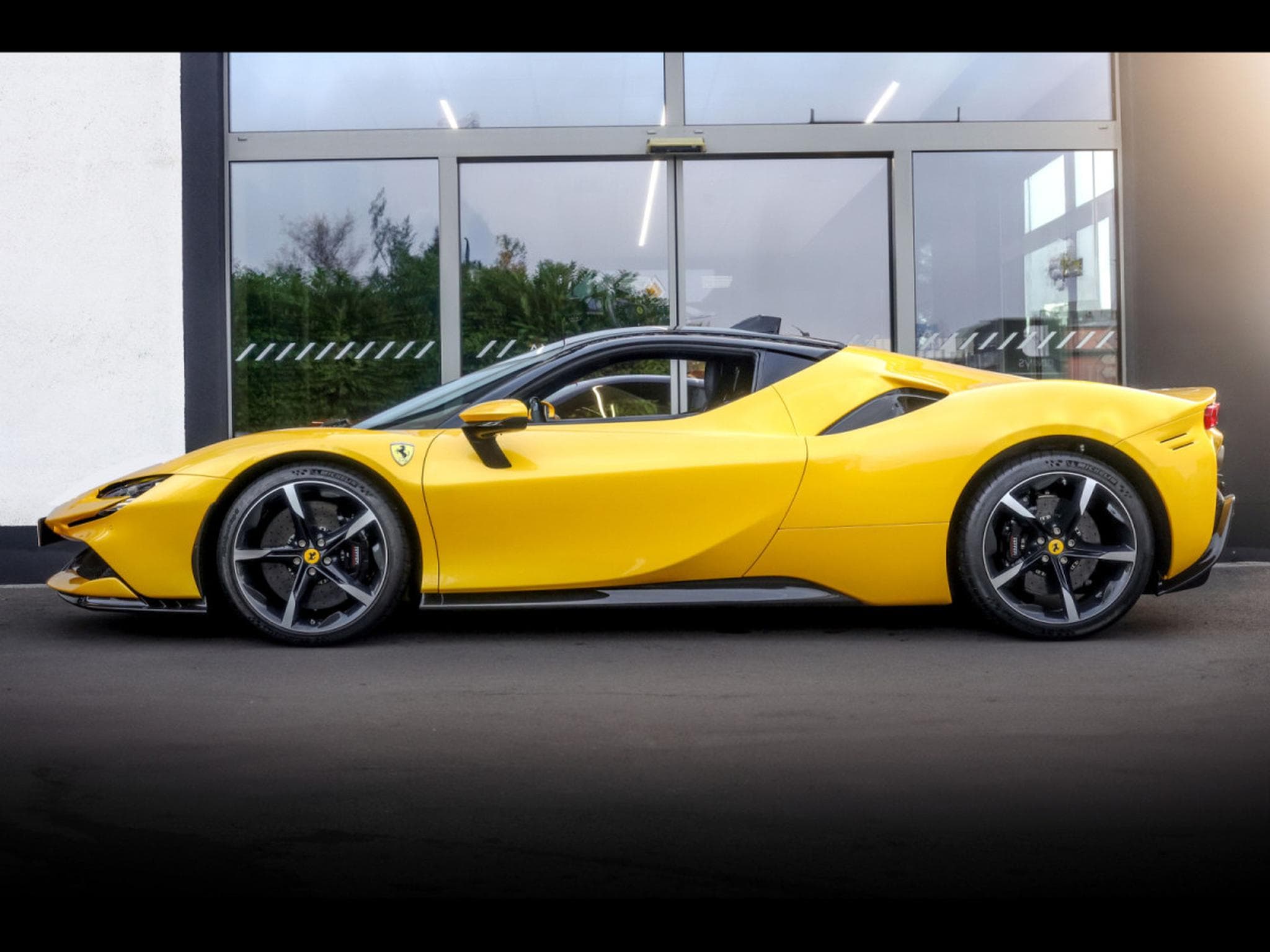 Ferrari SF90 STRADALE GIALLO 3 STRATO CARBON BLEU (2022) - Photo 2