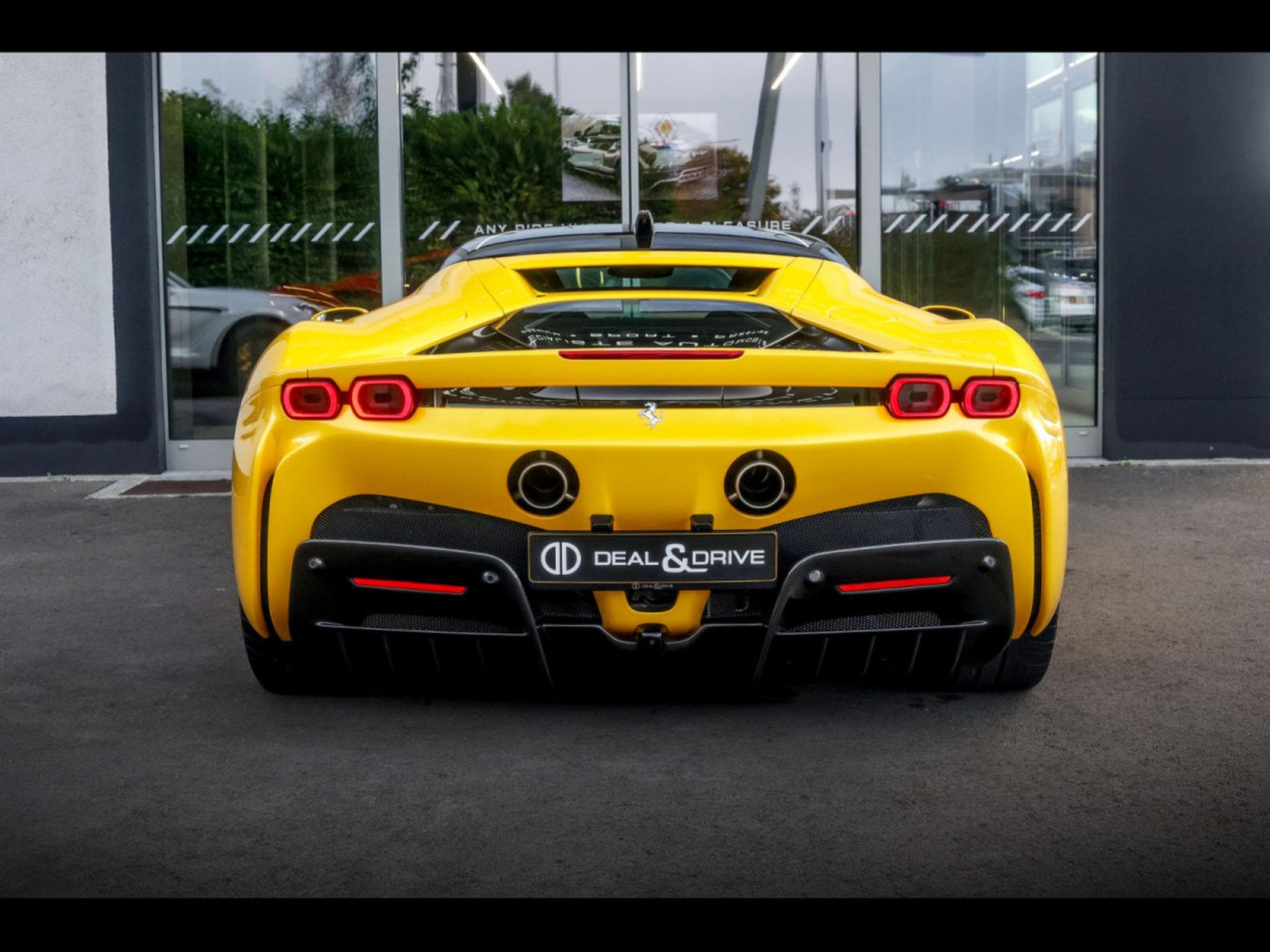 Ferrari SF90 STRADALE GIALLO 3 STRATO CARBON BLEU (2022) - Photo 4