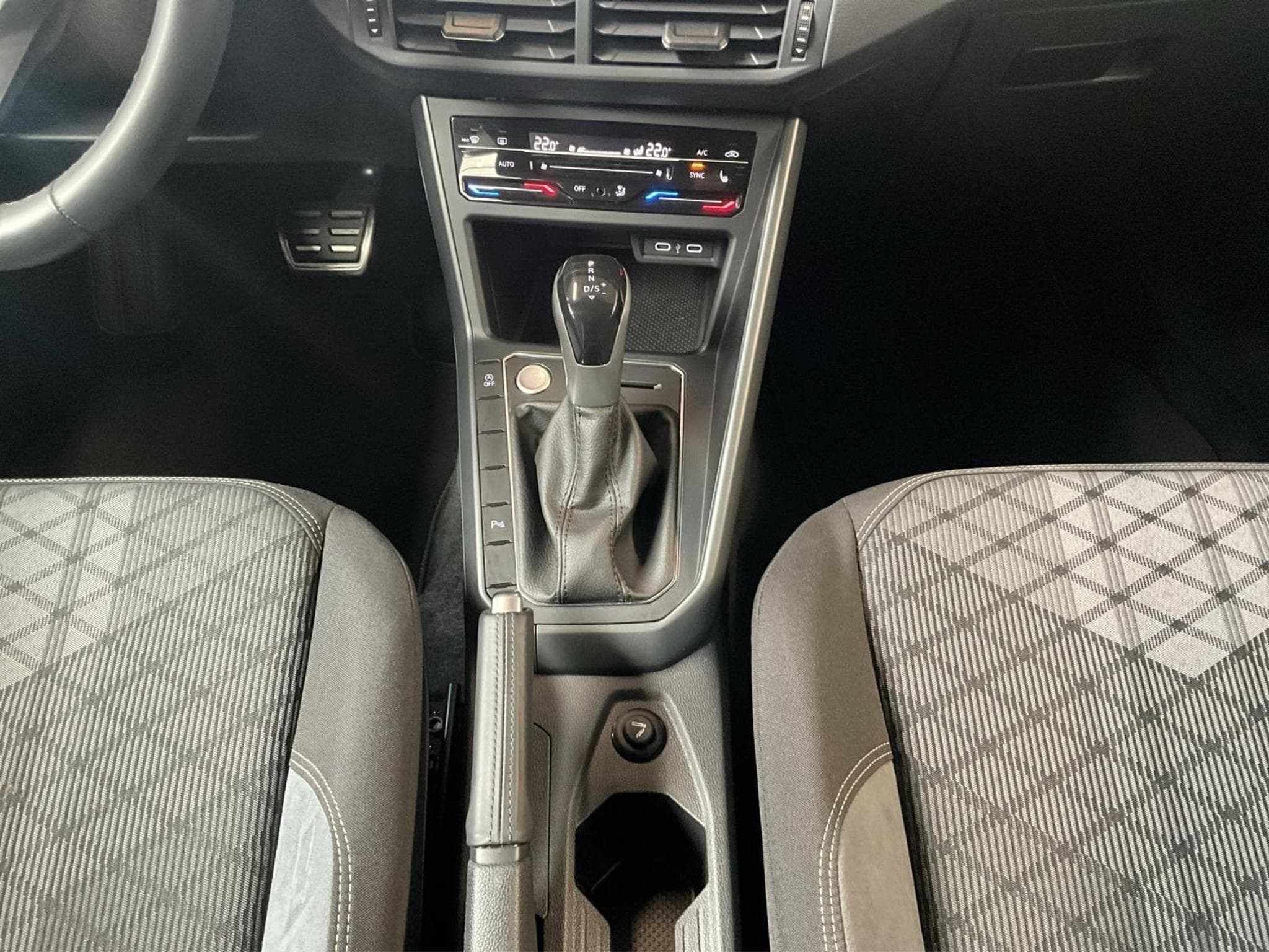 VW Taigo R-Line+DSG+P:Top+Keyless+IQ-Light (2024) - Photo 12