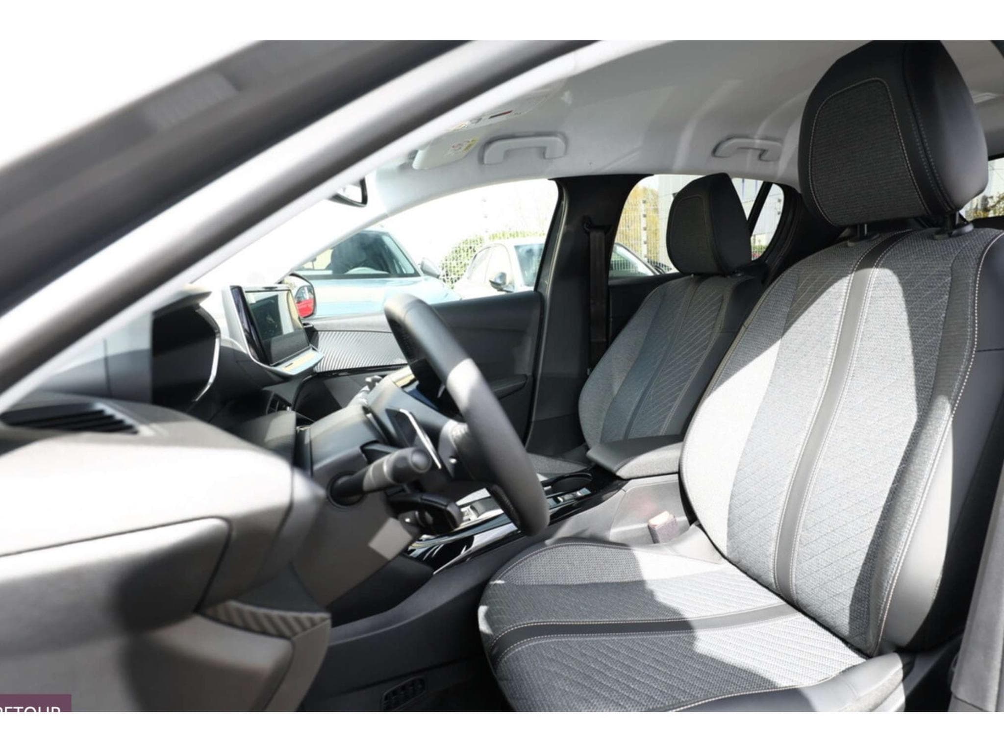 Peugeot 208 Hybrid PureTech 110 Automatique (2025) - Photo 6