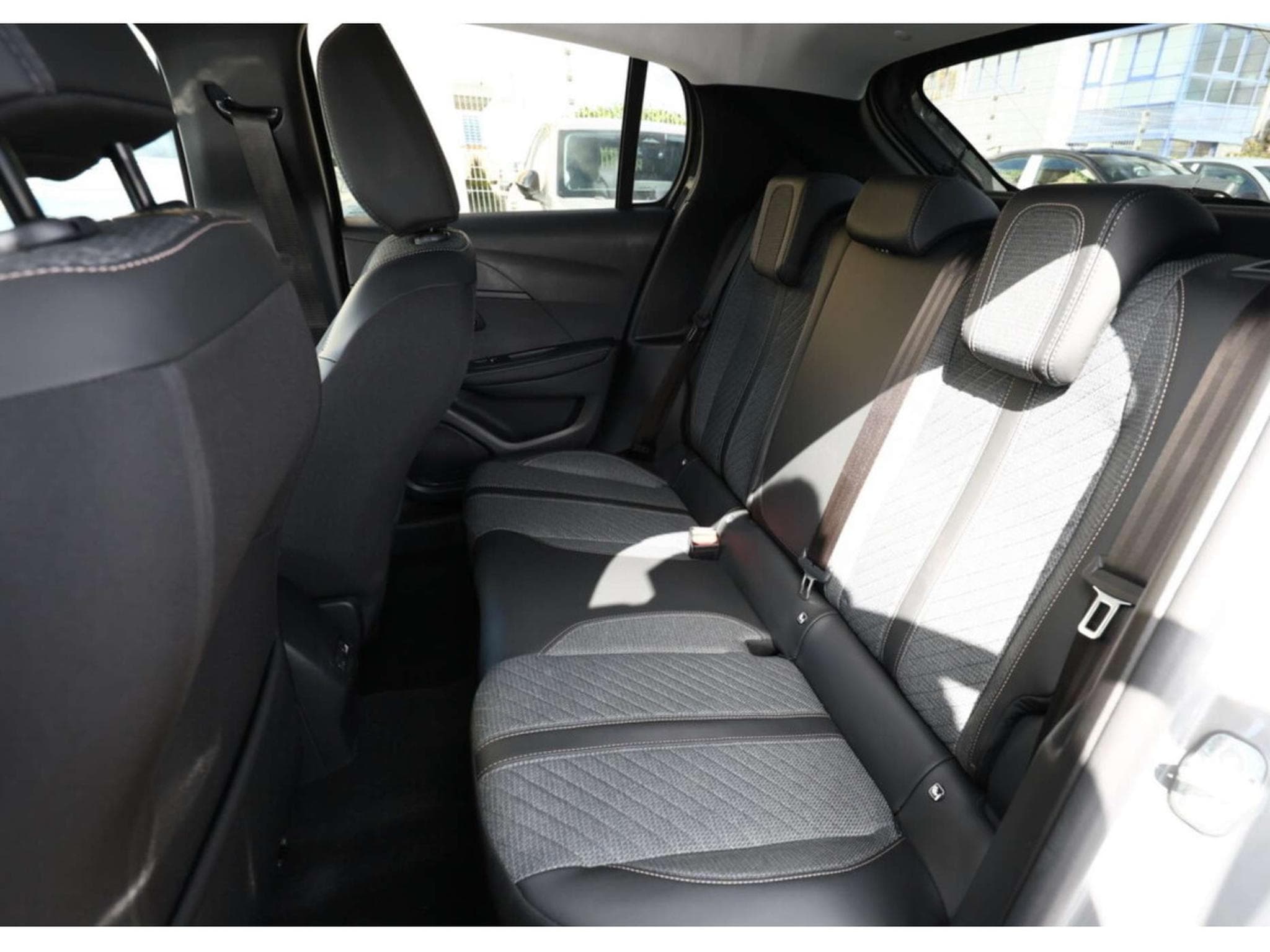 Peugeot 208 Hybrid PureTech 110 Automatique (2025) - Photo 9