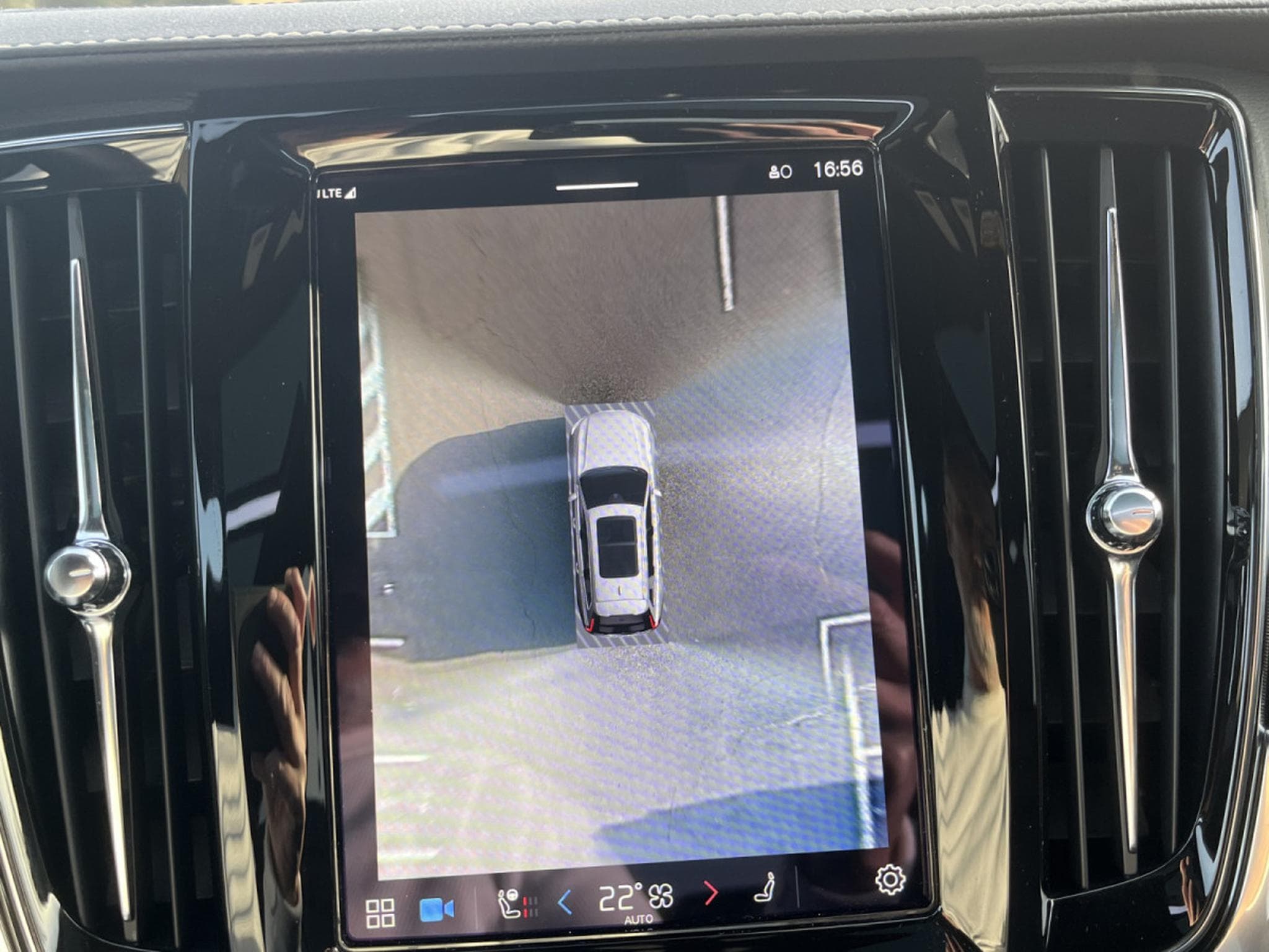 Volvo V90 B4 D 4x4 Geartronic R-Design Pano (2021) - Photo 16