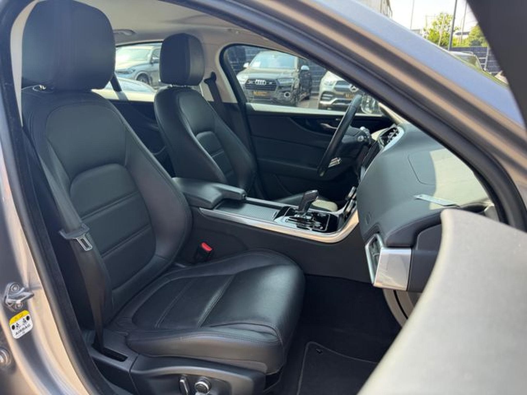 Jaguar XE XE S  AWD *AUT*LEDER*SHZ*NAVI*LED*KAM* (2019) - Photo 14