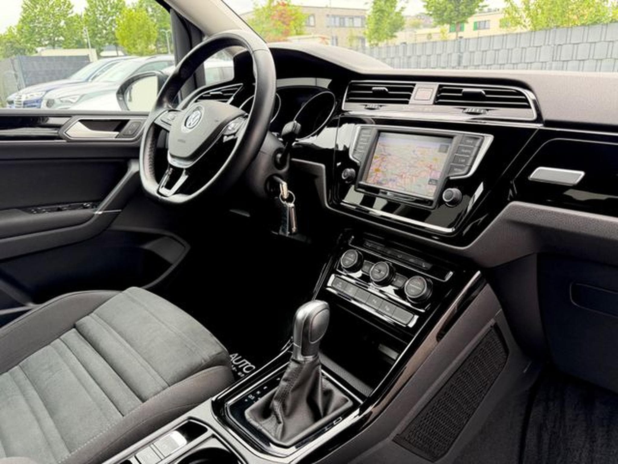 VW Touran Touran Highline 1.8 TSI DSG /NAVI/LED/ACC/CAM/ (2015) - Photo 10