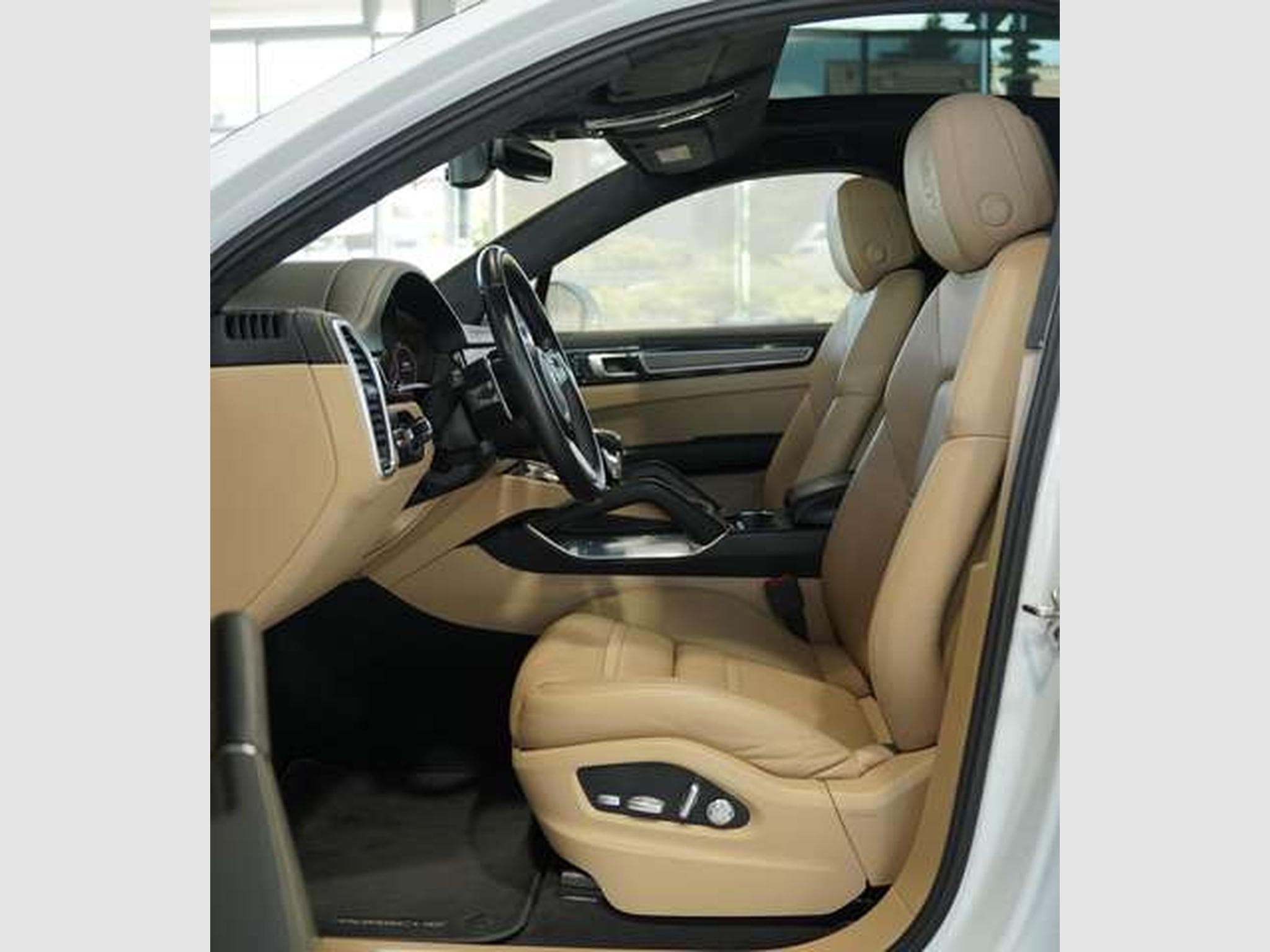 Porsche Cayenne Turbo *21*Chrono*Pano*HUD*Matrix*Memory (2019) - Photo 23