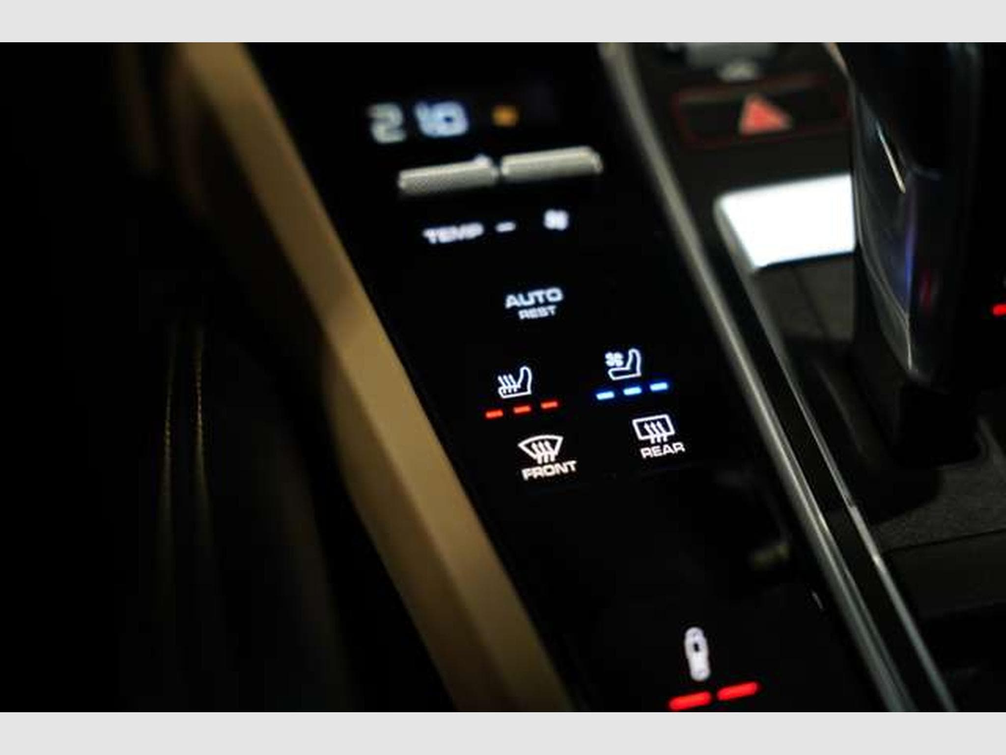 Porsche Cayenne Turbo *21*Chrono*Pano*HUD*Matrix*Memory (2019) - Photo 32