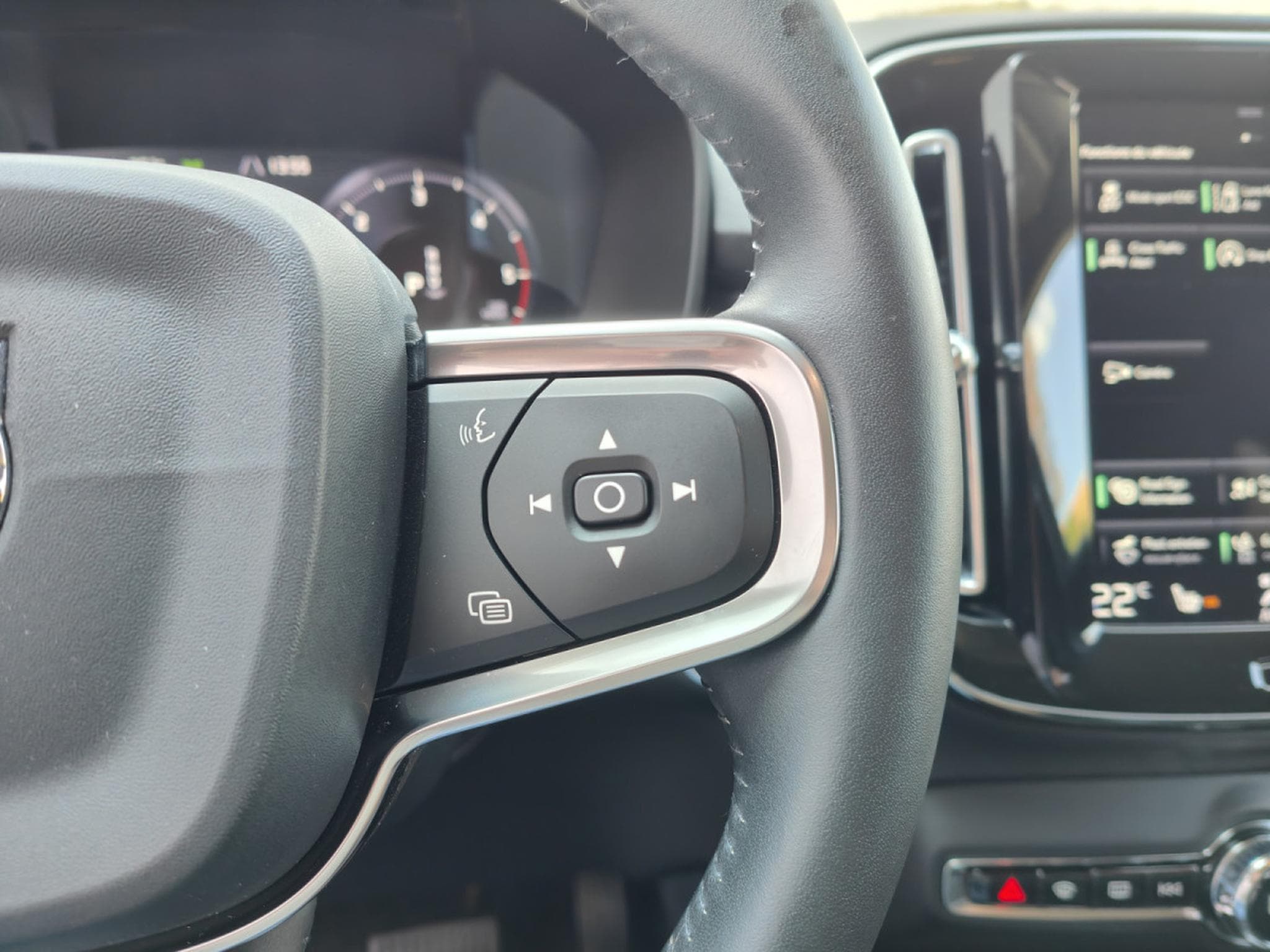 Volvo XC40 D3 GEARTRONIC CARPLAY GPS CAMERA SIEGES CHAUFF (2020) - Photo 22