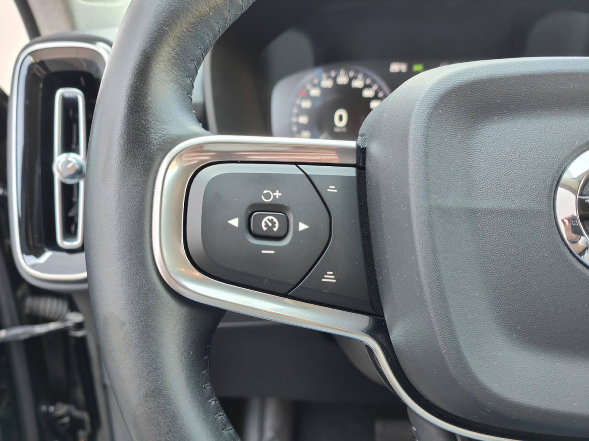 Volvo XC40 D3 GEARTRONIC CARPLAY GPS CAMERA SIEGES CHAUFF (2020) - Photo 23