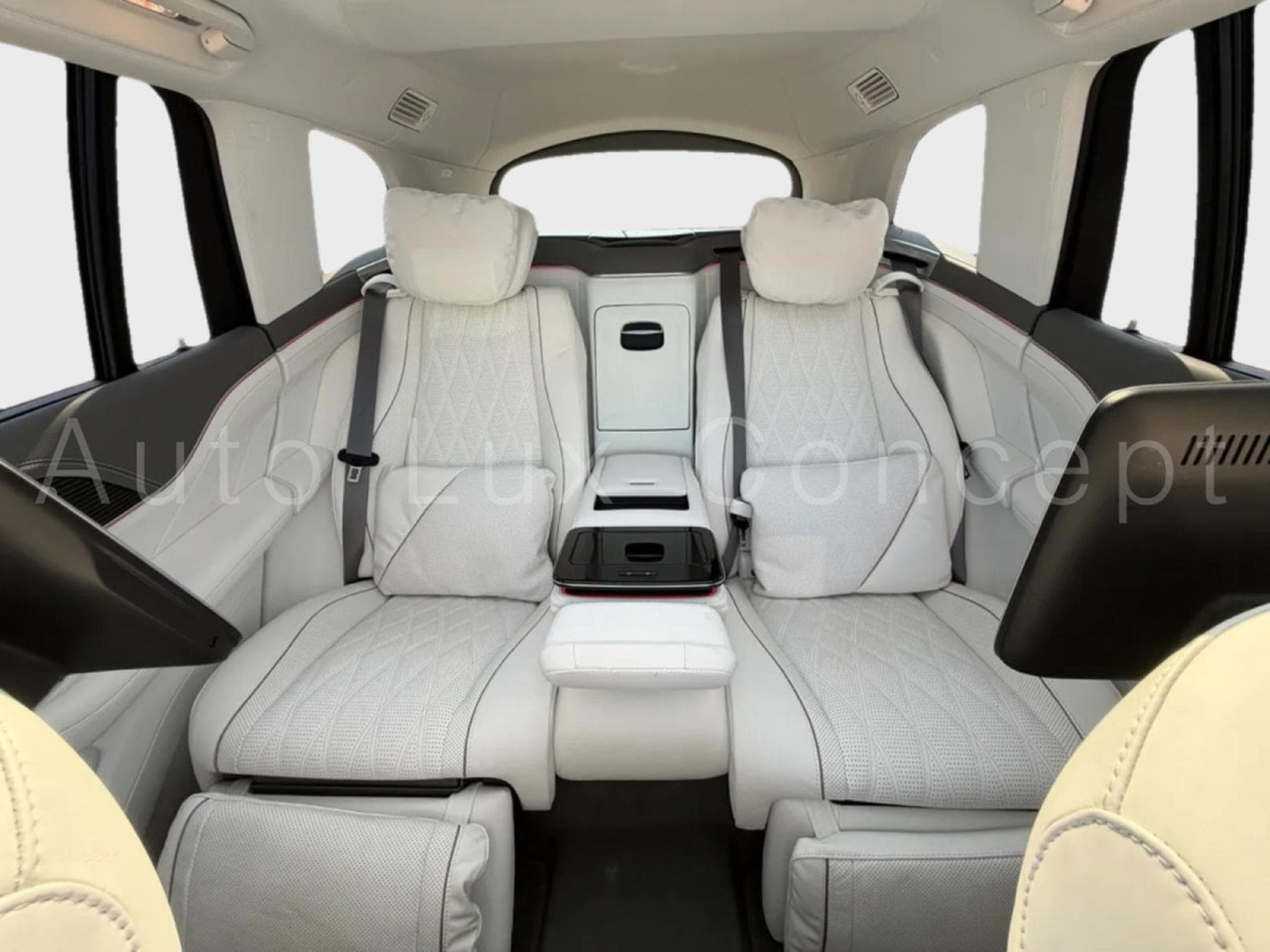 Mercedes GLS 600 Maybach 4MATIC Night Series (2024) - Photo 12