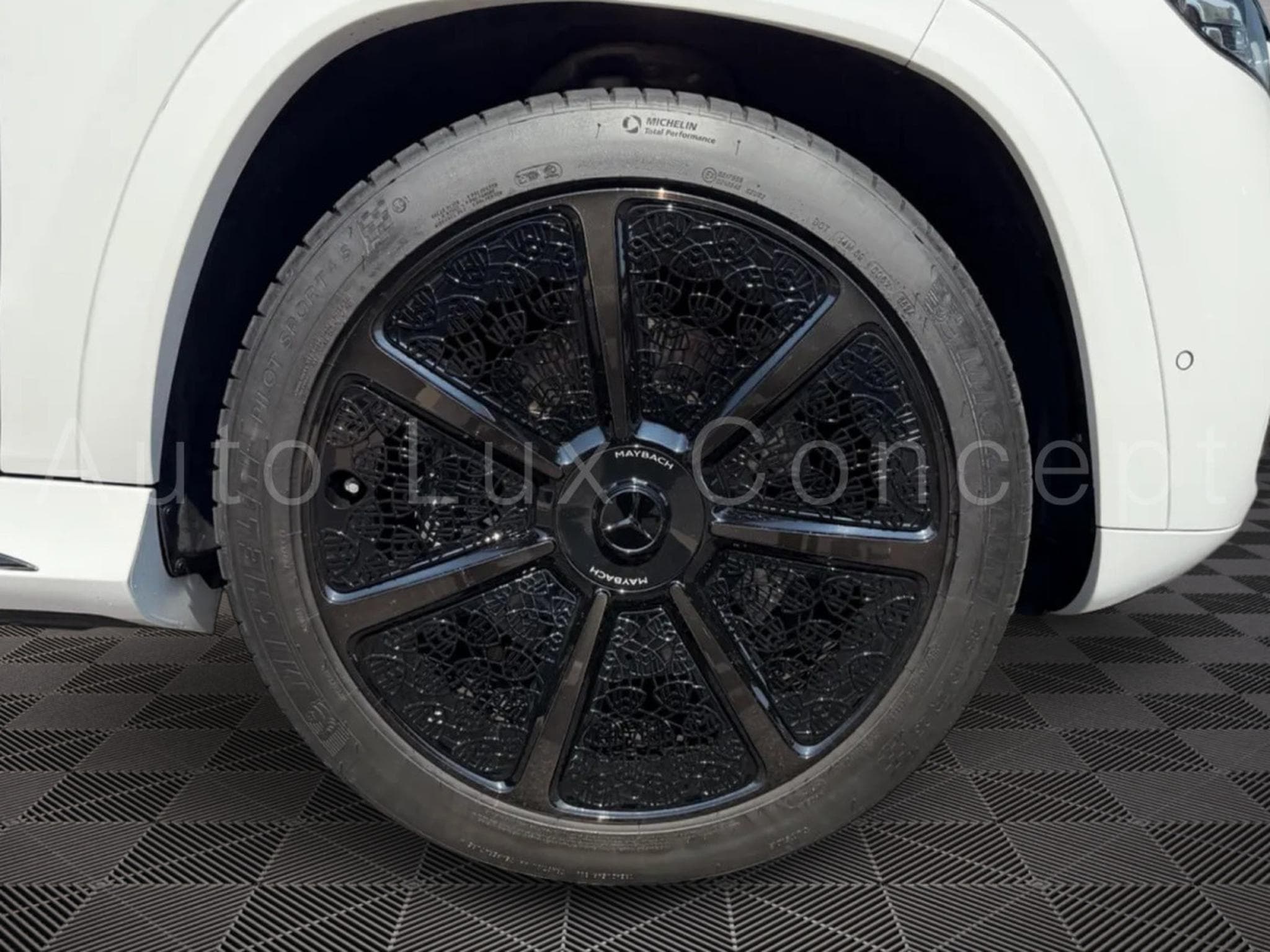 Mercedes GLS 600 Maybach 4MATIC Night Series (2024) - Photo 18