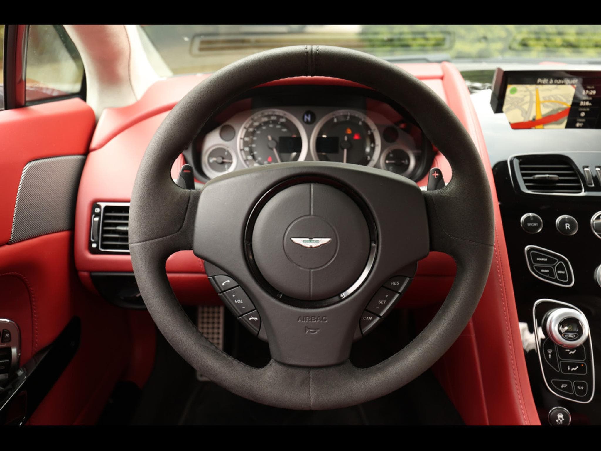 Aston-Martin V8 Vantage COUPE SPORTSHIFT II - STRATUS WHITE METALLIC (2017) - Photo 10