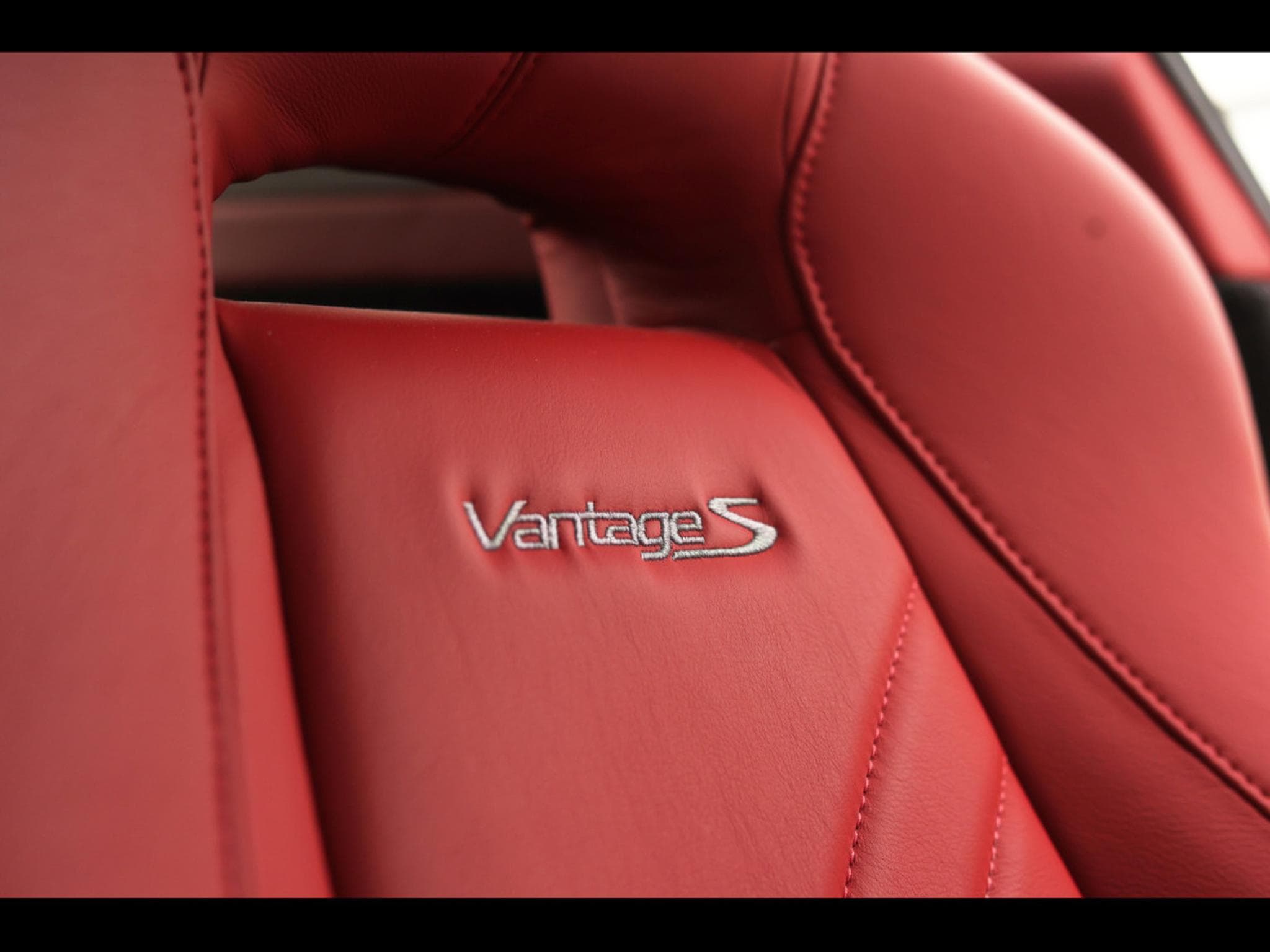 Aston-Martin V8 Vantage COUPE SPORTSHIFT II - STRATUS WHITE METALLIC (2017) - Photo 14