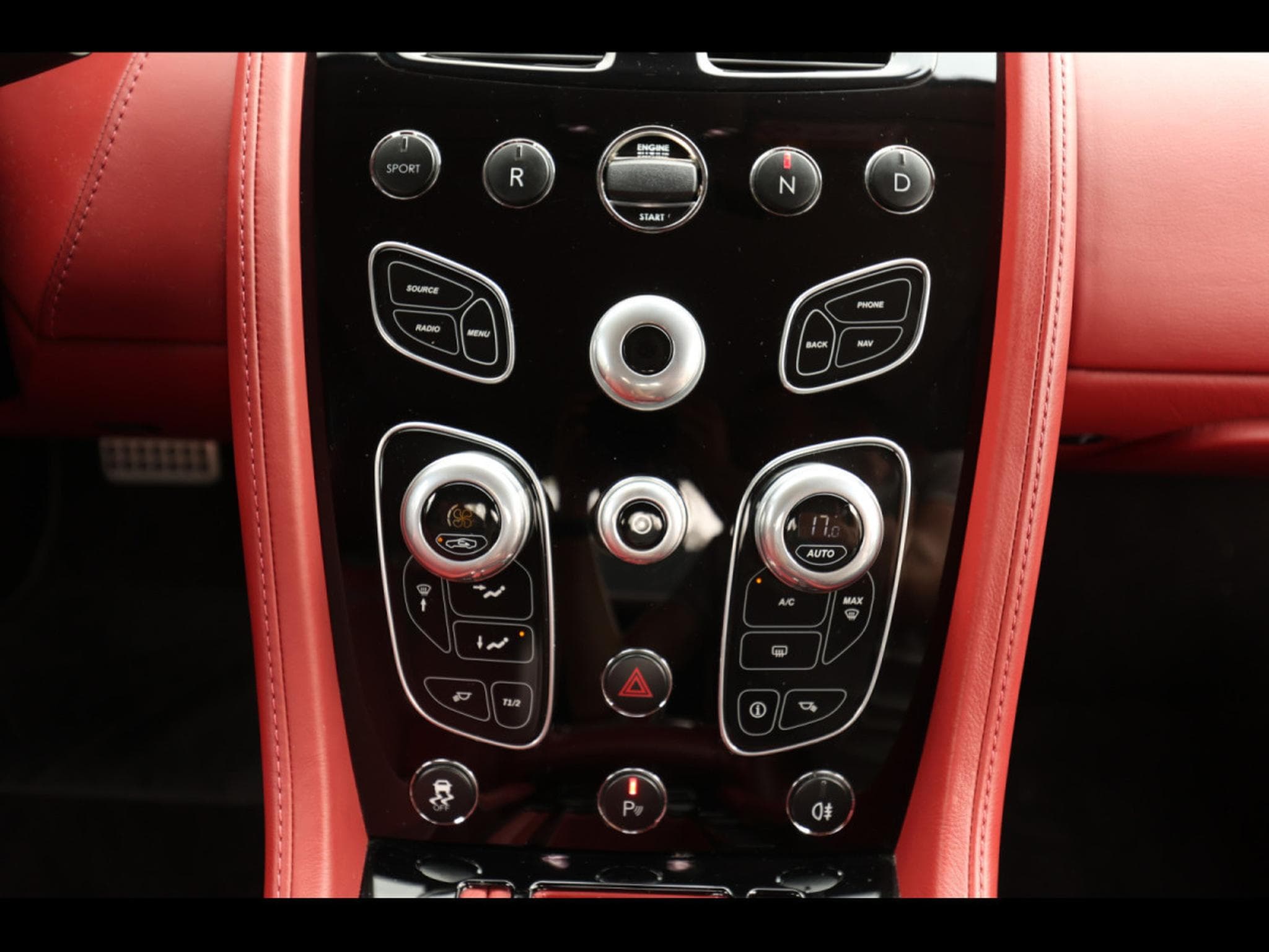 Aston-Martin V8 Vantage COUPE SPORTSHIFT II - STRATUS WHITE METALLIC (2017) - Photo 19
