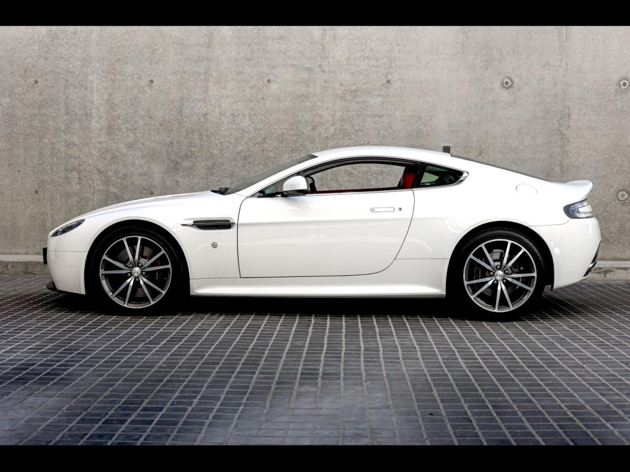 Aston-Martin V8 Vantage COUPE SPORTSHIFT II - STRATUS WHITE METALLIC (2017) - Photo 2