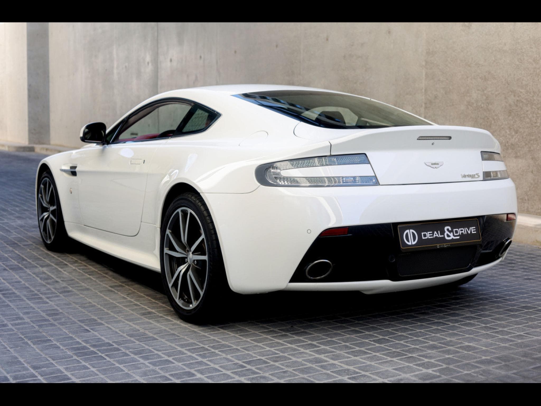 Aston-Martin V8 Vantage COUPE SPORTSHIFT II - STRATUS WHITE METALLIC (2017) - Photo 3