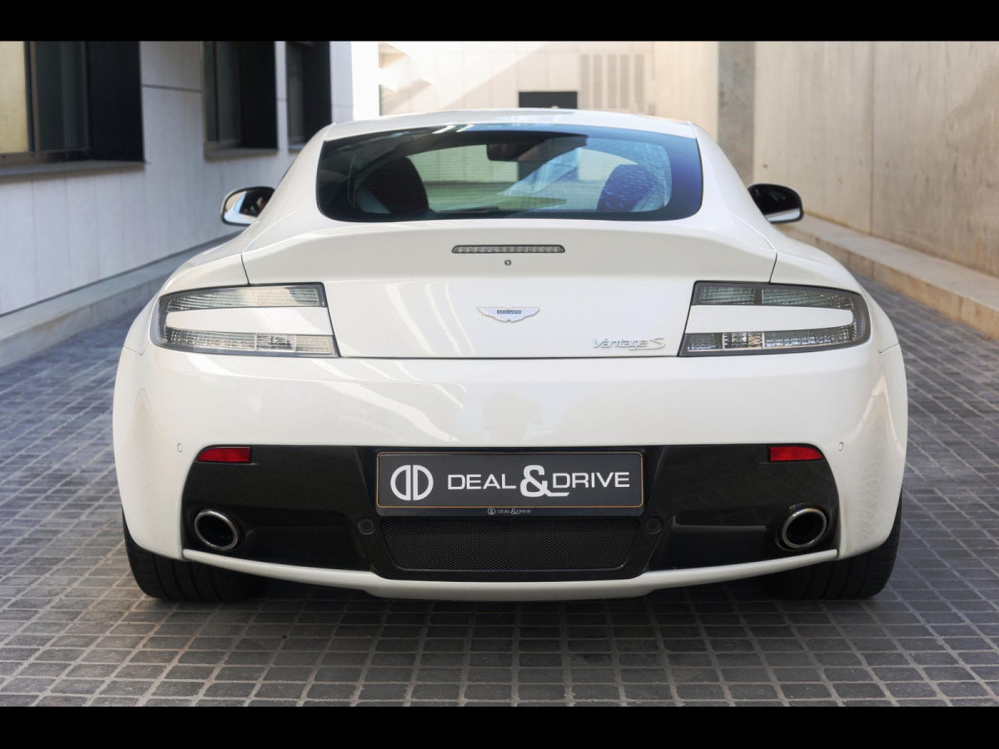 Aston-Martin V8 Vantage COUPE SPORTSHIFT II - STRATUS WHITE METALLIC (2017) - Photo 4