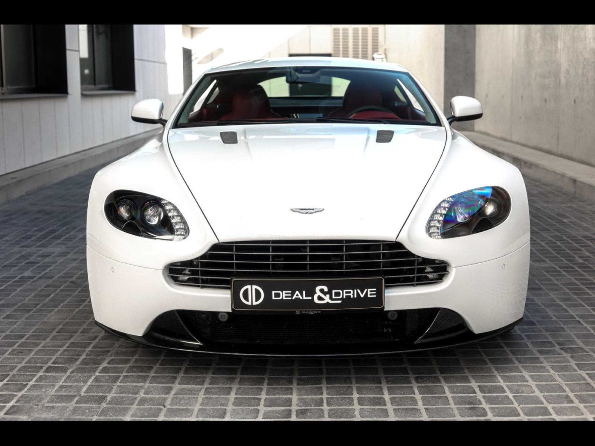 Aston-Martin V8 Vantage COUPE SPORTSHIFT II - STRATUS WHITE METALLIC (2017) - Photo 5