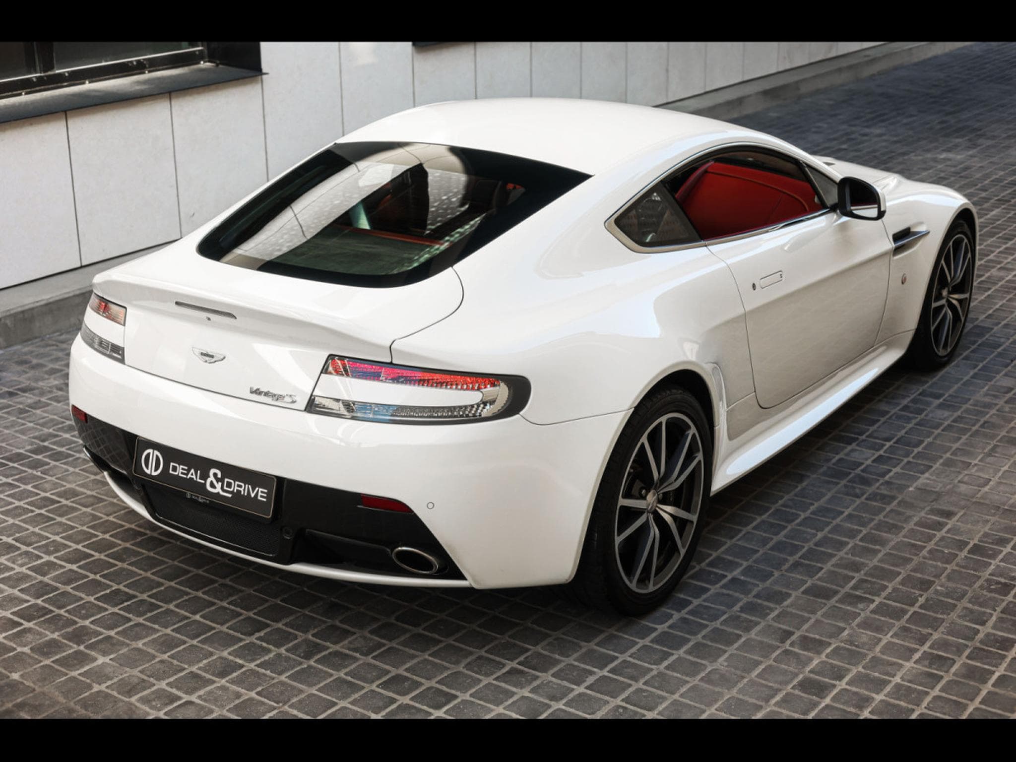Aston-Martin V8 Vantage COUPE SPORTSHIFT II - STRATUS WHITE METALLIC (2017) - Photo 6