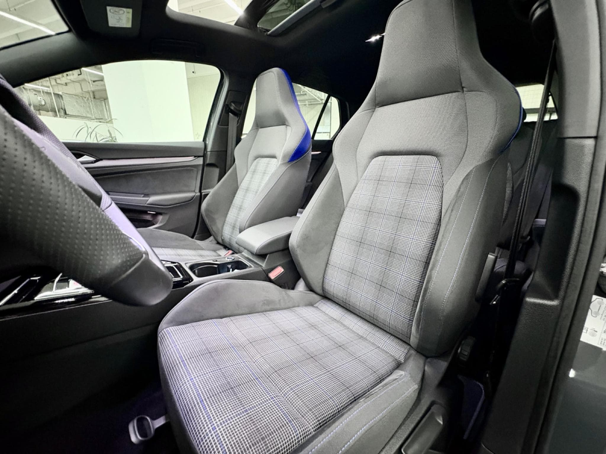 VW Golf GTE PHASE 2  1.5 eHybrid 272 CV DSG 6 *PANO * MATRIX * TÊTE (2025) - Photo 3