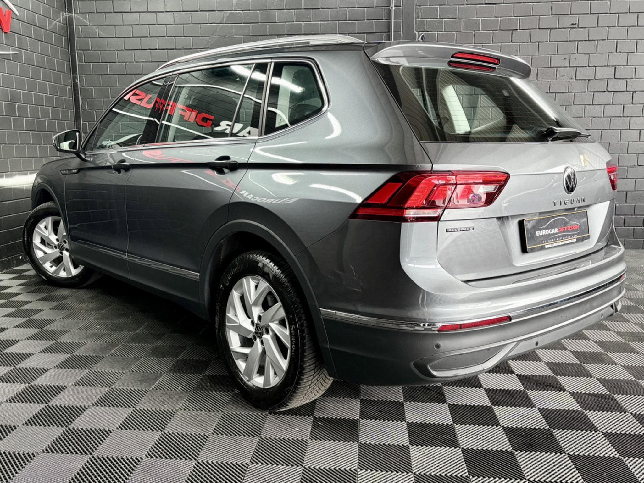 VW Tiguan Life 1.5 TSI 150 CV DSG7 *7 PLACES *ATTELAGE* *HAYON* (2025) - Photo 4