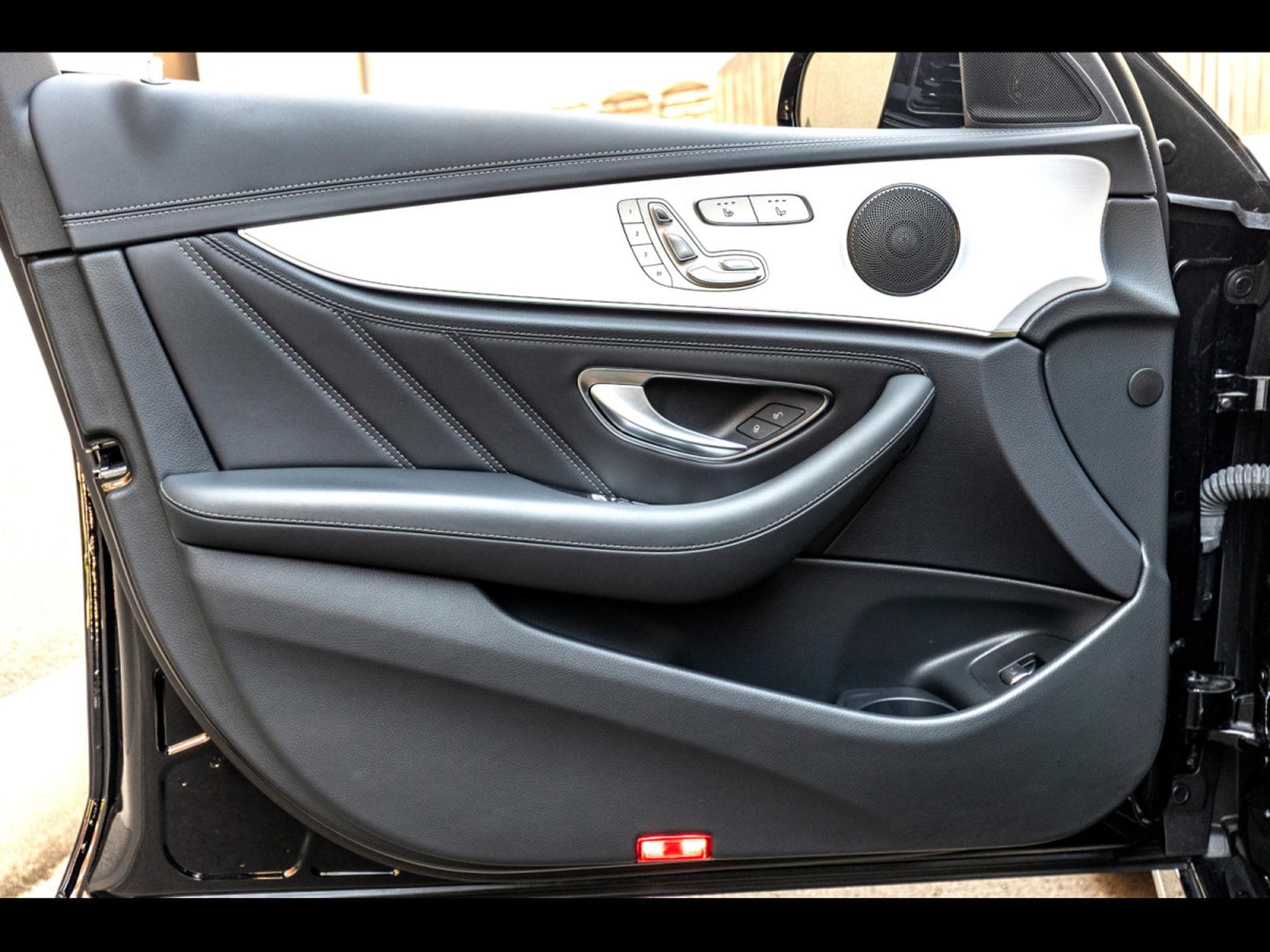 Mercedes E 63 AMG S T-MODELL (612 CH) - CARBON PACKAGE - OBSIDIAN BLACK METALL (2023) - Photo 10