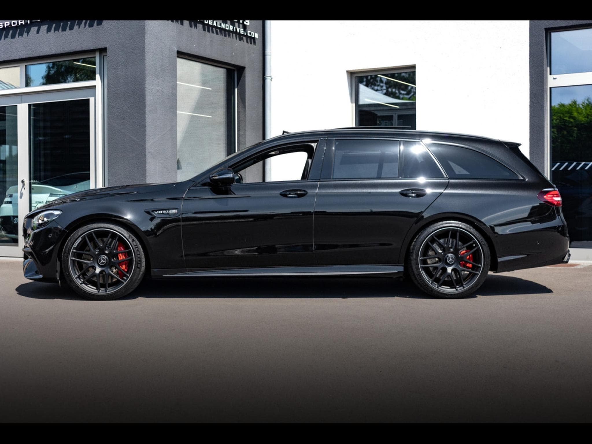 Mercedes E 63 AMG S T-MODELL (612 CH) - CARBON PACKAGE - OBSIDIAN BLACK METALL (2023) - Photo 2