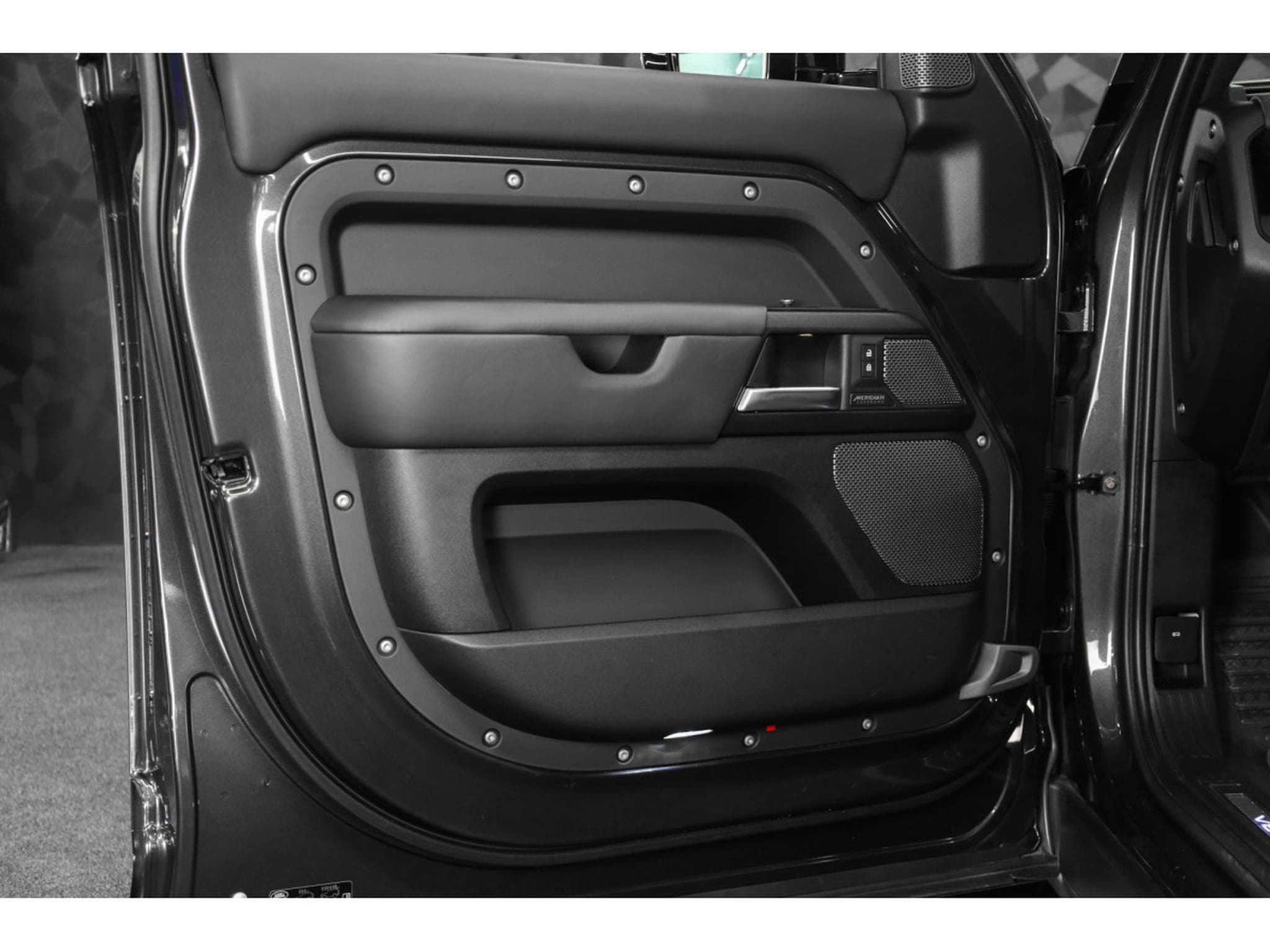 Land-Rover Defender P525 V8 CARPATHIAN EDITION (2022) - Photo 27