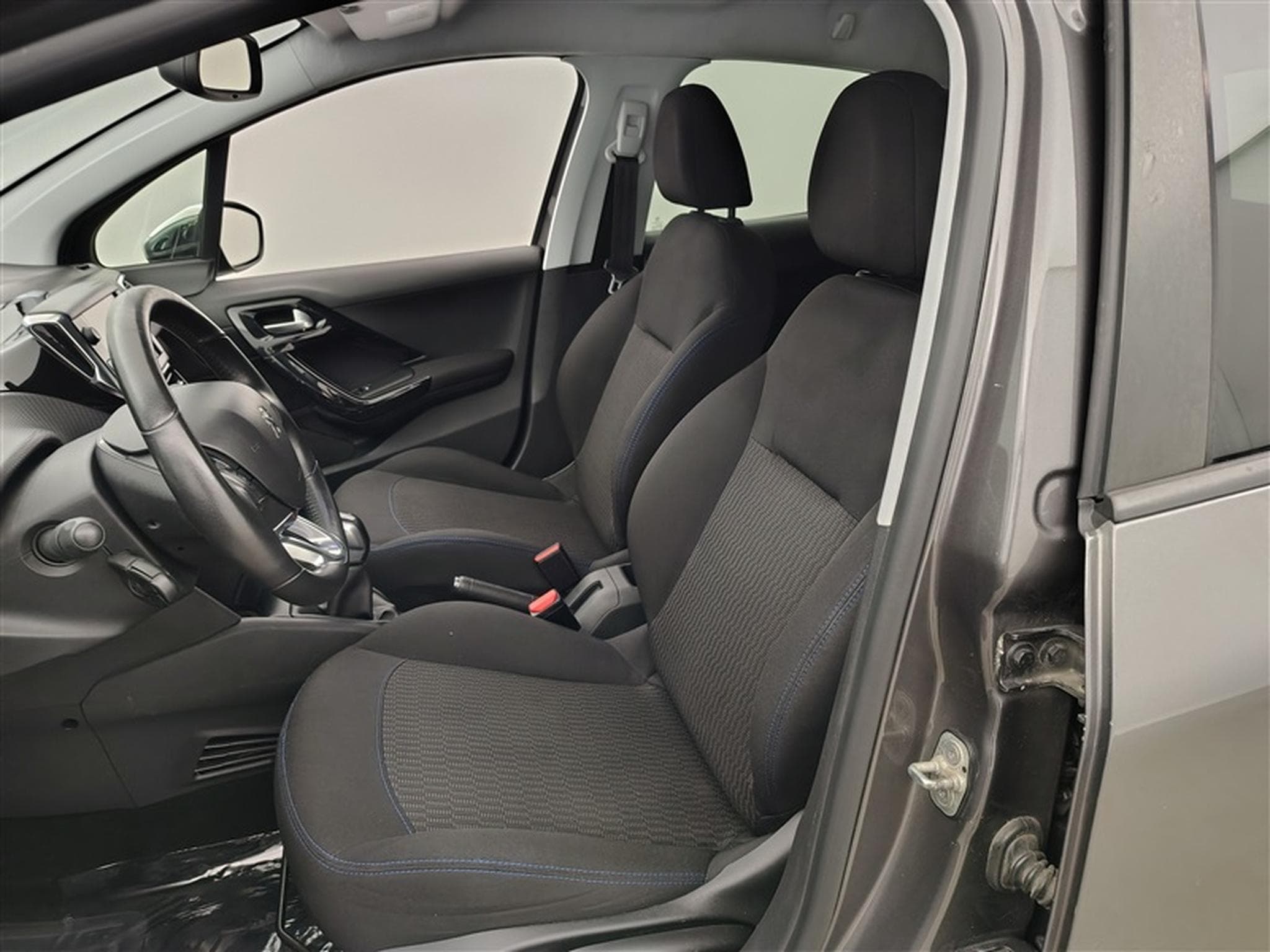 Peugeot 208 1.2i PureTech Signature S&S (EU6.2) N°299 (2019) - Photo 7