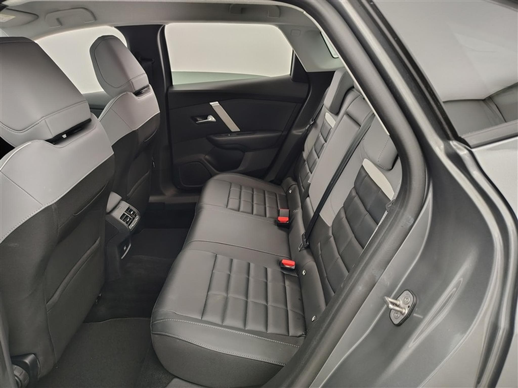 Citroen C4 X 1.2 Hybrid 145cv EAT8 Max (2025) - Photo 13